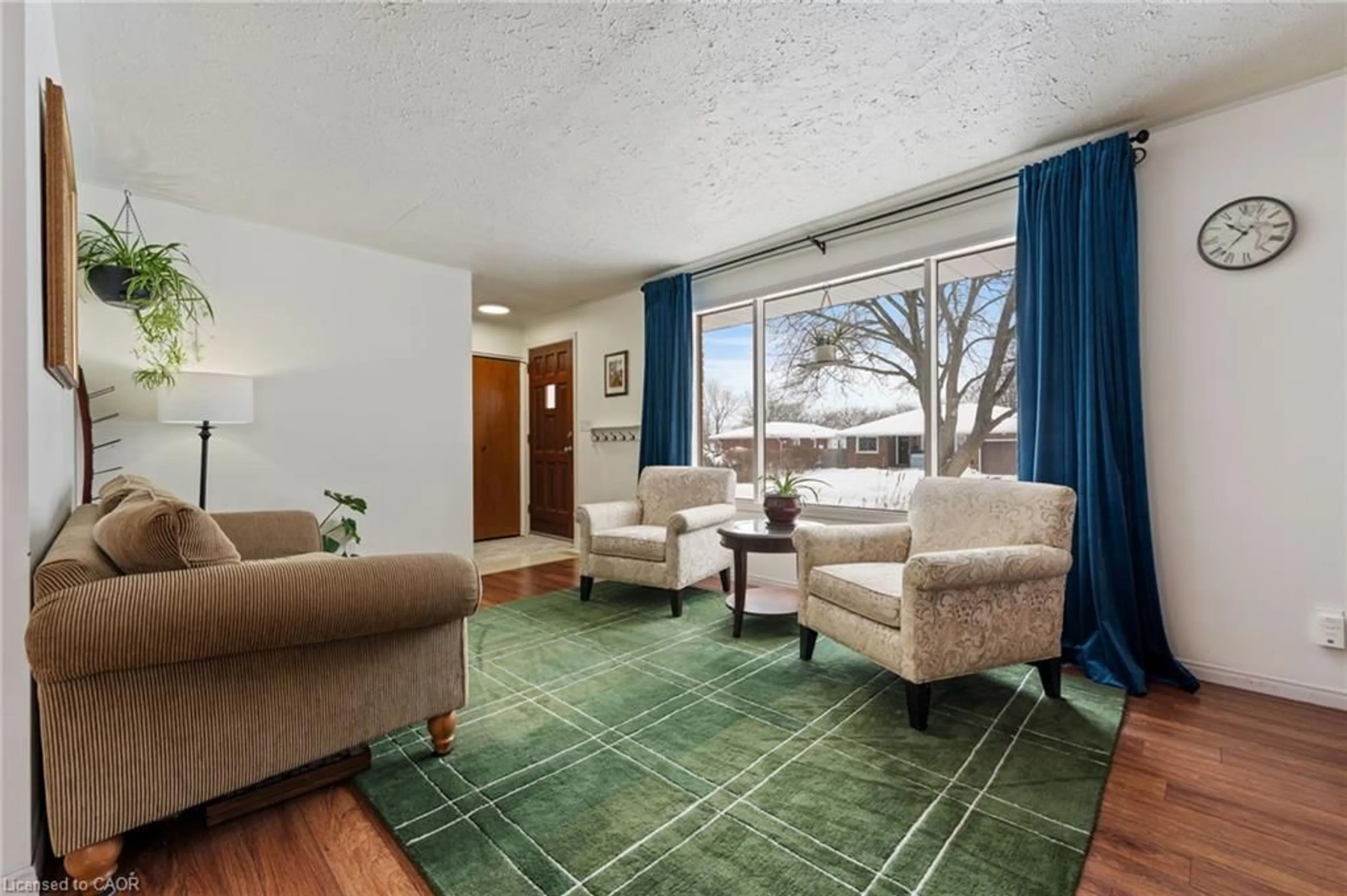 Living room with furniture, carpet floor for 19 Rosseau Dr, Simcoe Ontario N3Y 1E5