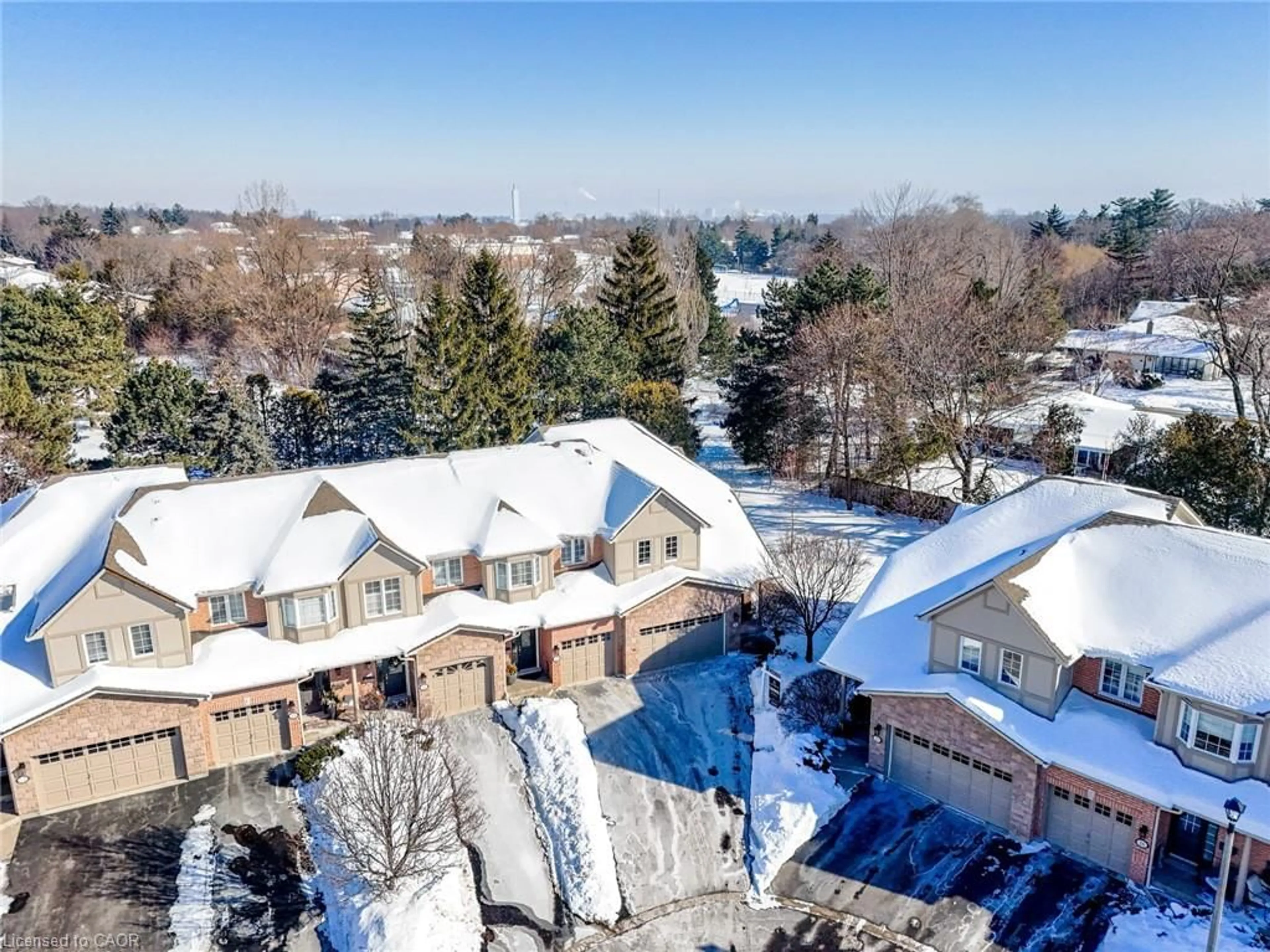 A pic from outside/outdoor area/front of a property/back of a property/a pic from drone, unknown for 1050 Grand Blvd #16, Oakville Ontario L6H 2S5