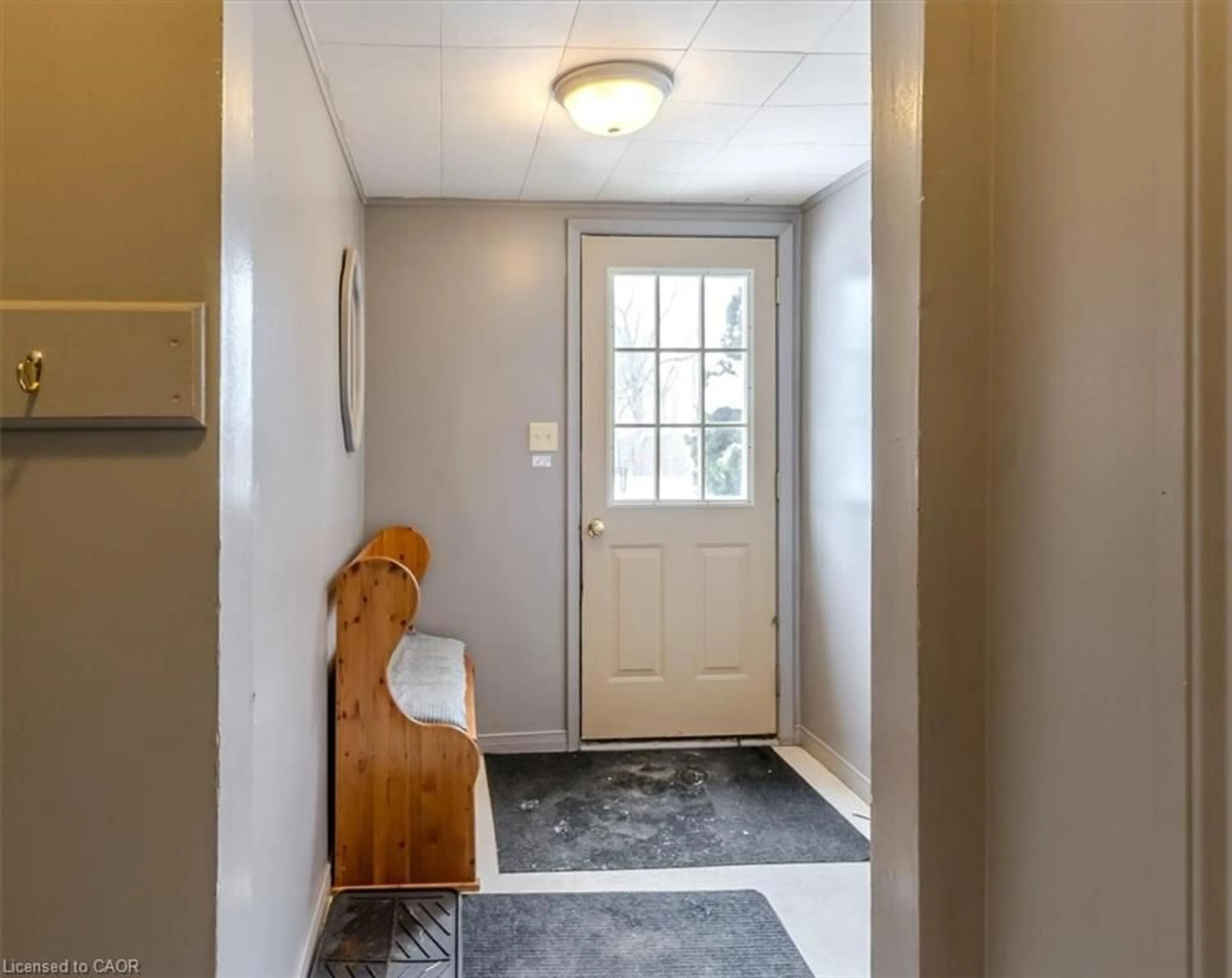 Indoor entryway for 32 Main St, Waterford Ontario N0E 1Y0