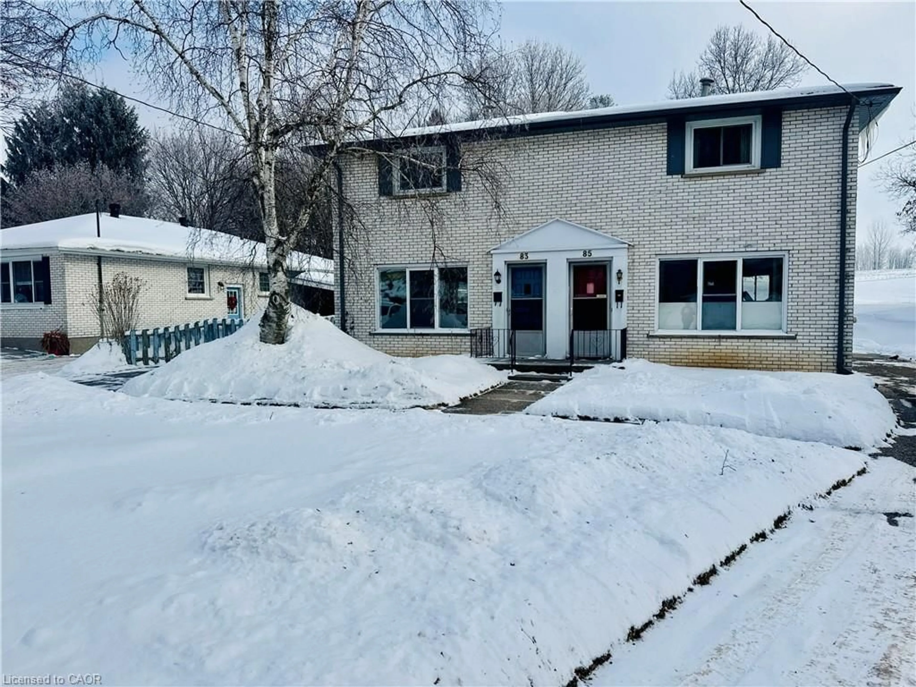 A pic from outside/outdoor area/front of a property/back of a property/a pic from drone, street for 85 Elm St, Simcoe Ontario N3Y 3B7