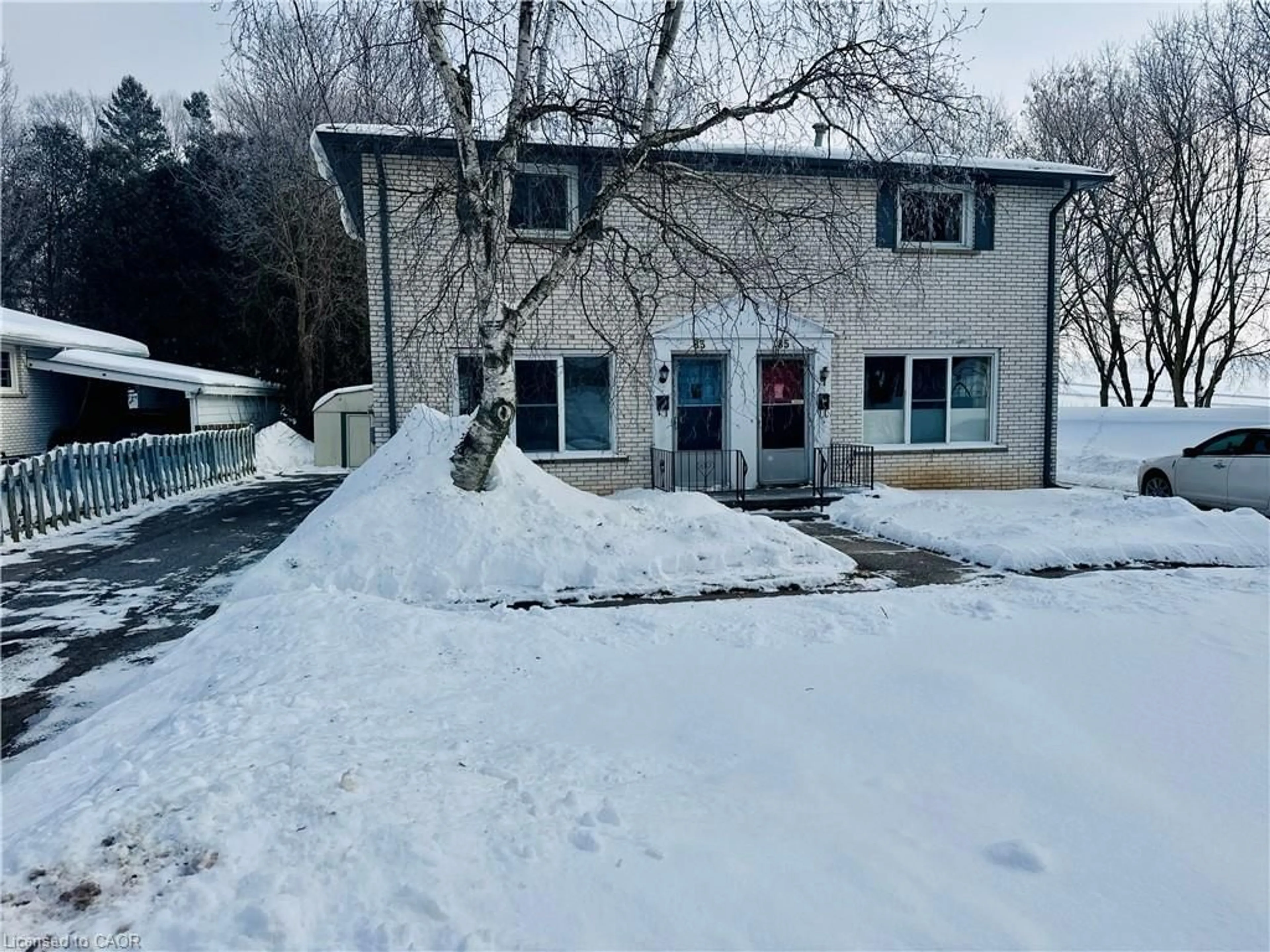 A pic from outside/outdoor area/front of a property/back of a property/a pic from drone, street for 85 Elm St, Simcoe Ontario N3Y 3B7