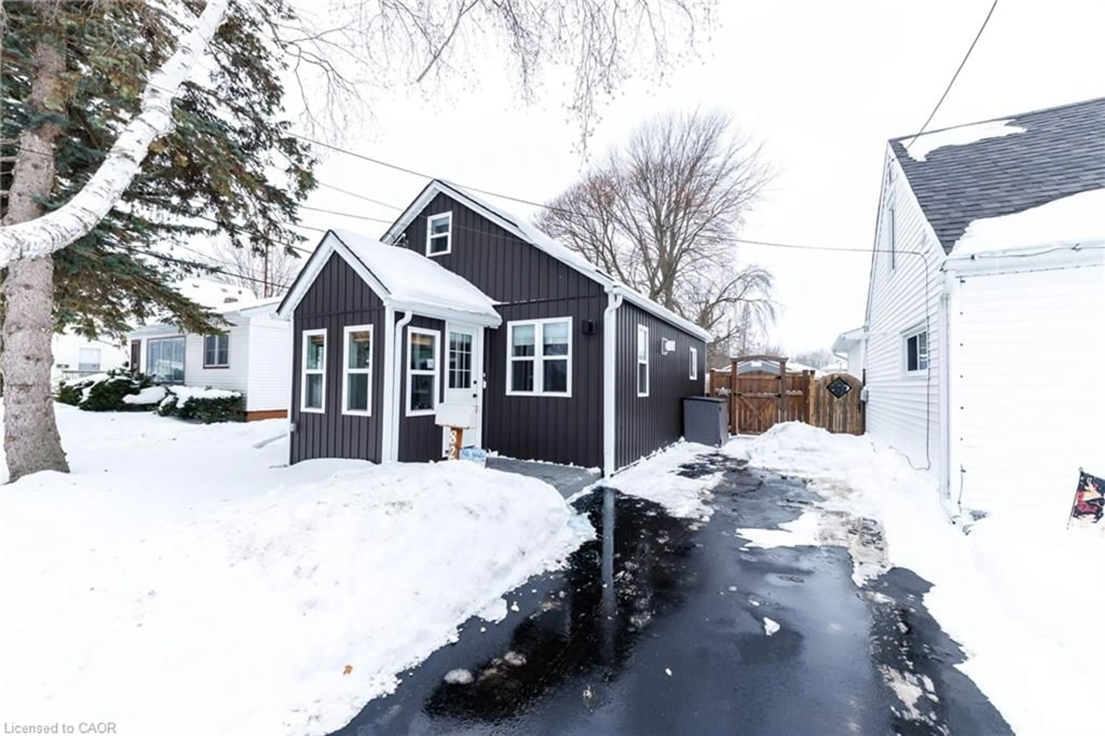 Unknown for 826 Pine St, Dunnville Ontario N1A 2M5