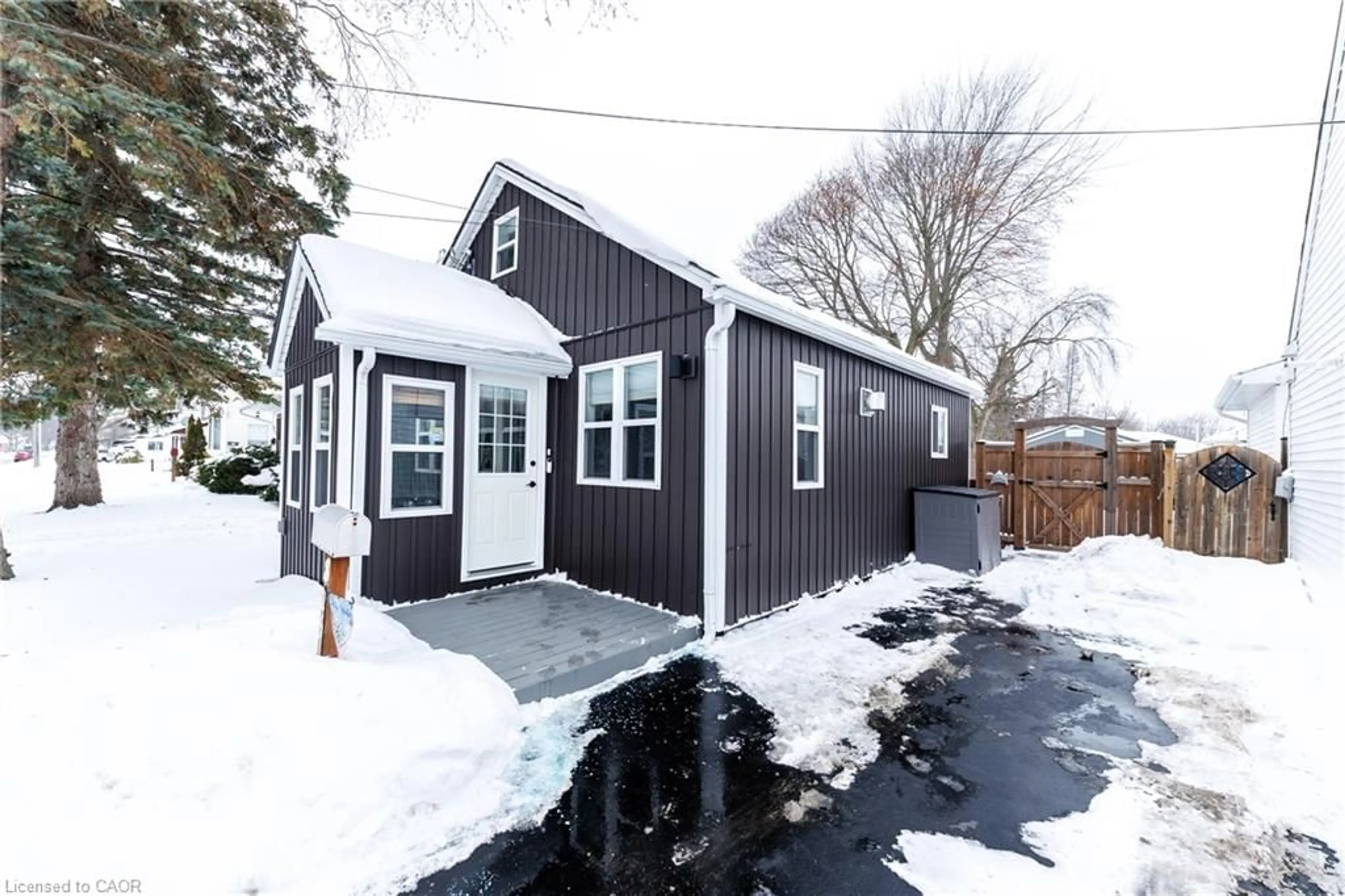 Unknown for 826 Pine St, Dunnville Ontario N1A 2M5