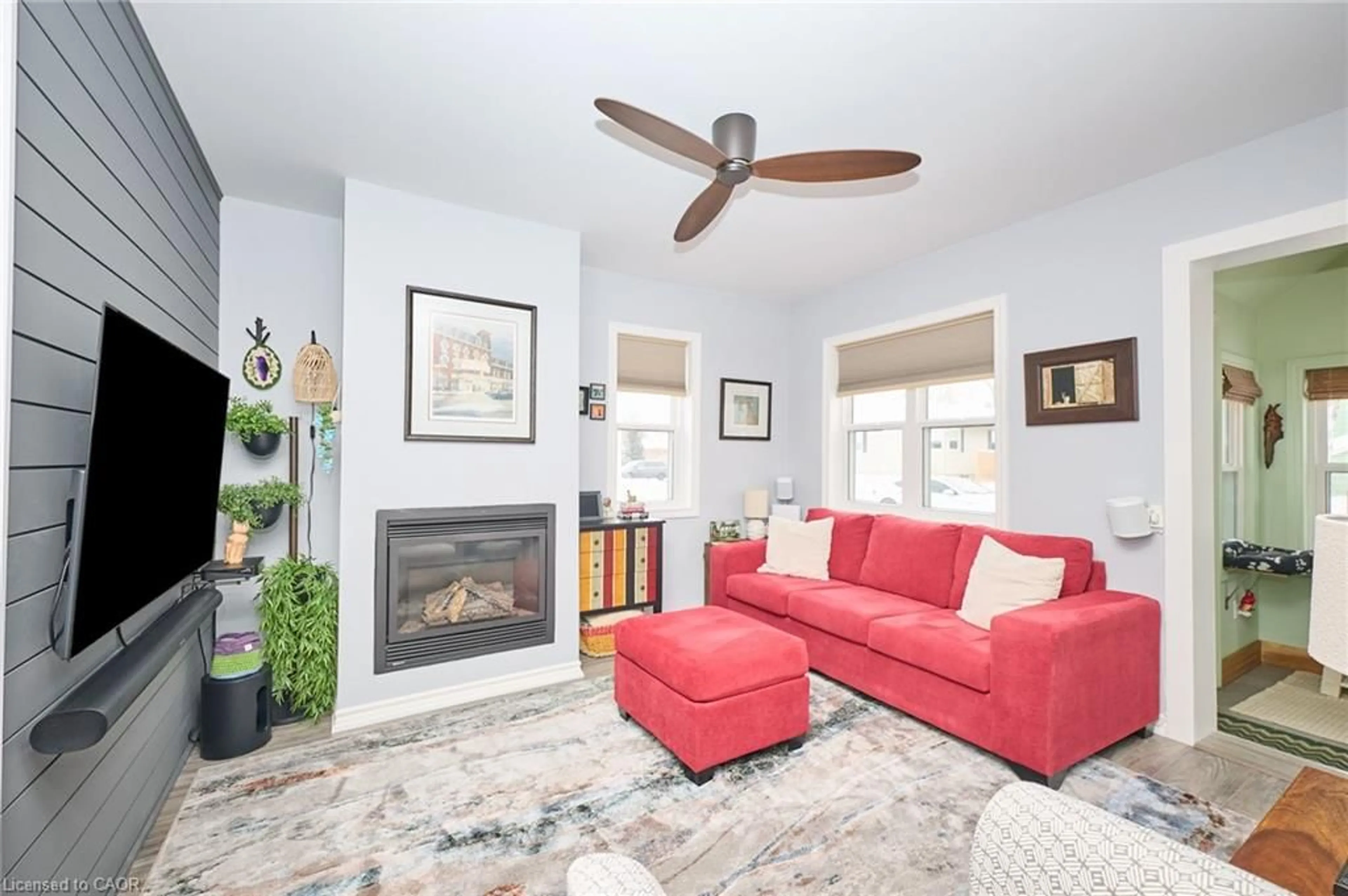 Living room with furniture, unknown for 826 Pine St, Dunnville Ontario N1A 2M5