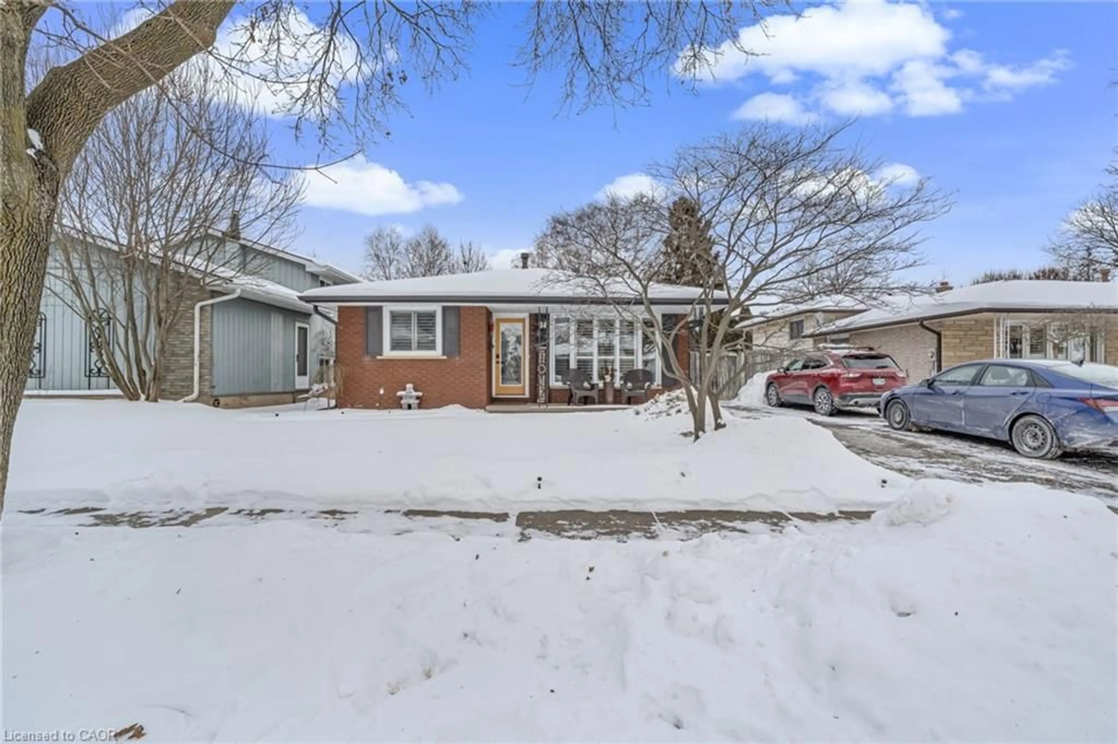 A pic from outside/outdoor area/front of a property/back of a property/a pic from drone, street for 14 Waxwing Way, Brantford Ontario N3R 6G1