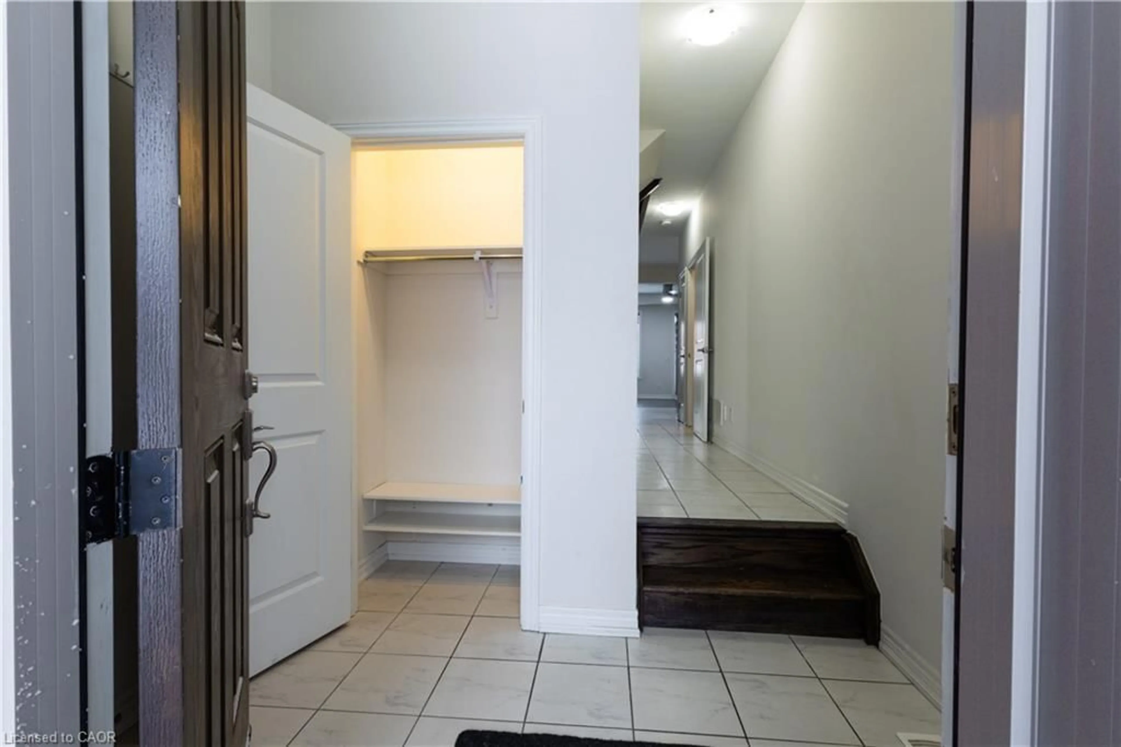 Indoor foyer for 8 Grassbourne Ave, Kitchener Ontario N2R 0R1