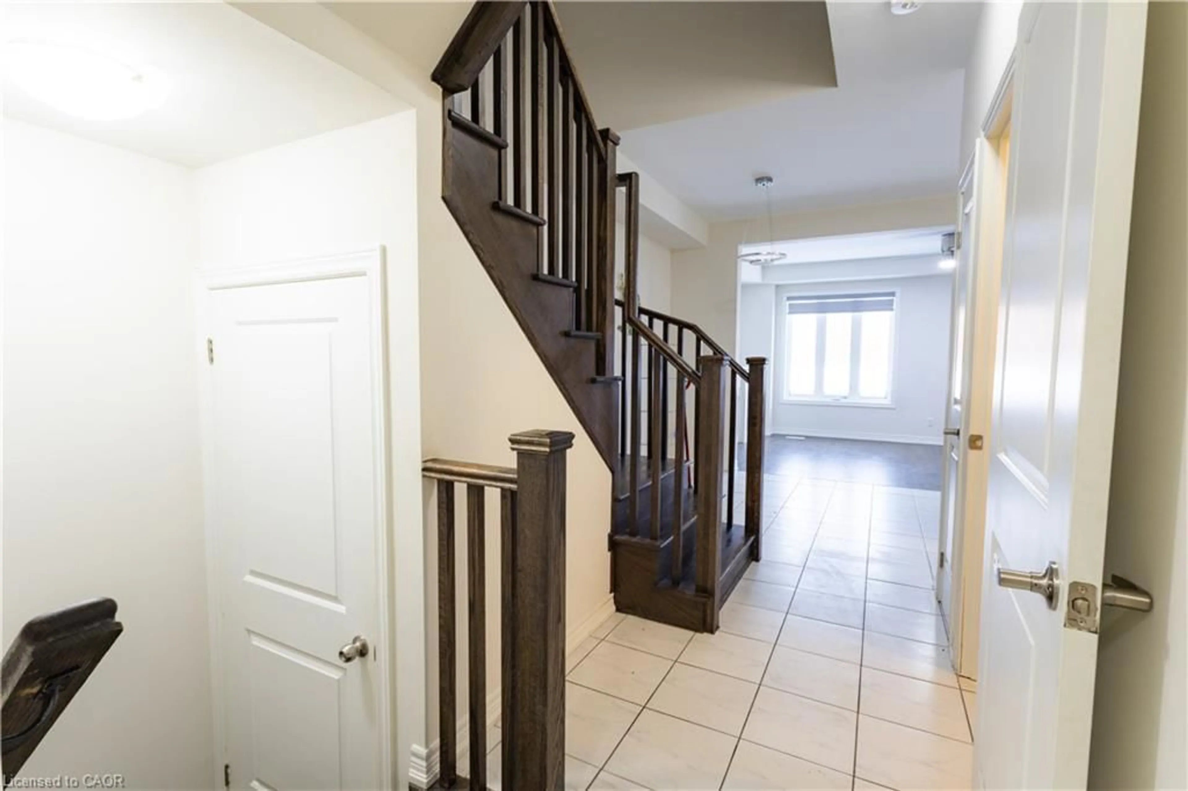 Indoor foyer for 8 Grassbourne Ave, Kitchener Ontario N2R 0R1