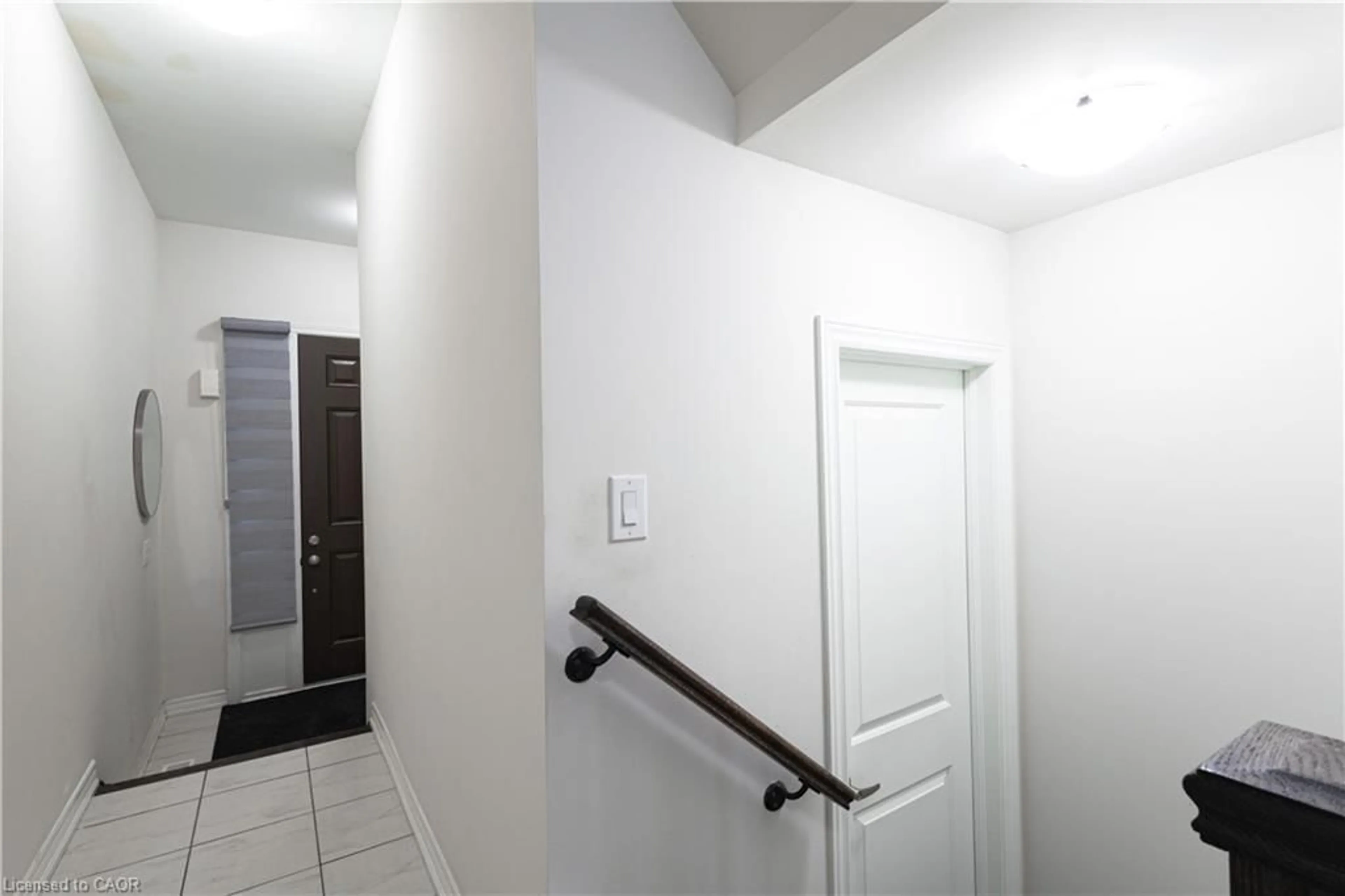 Indoor foyer for 8 Grassbourne Ave, Kitchener Ontario N2R 0R1