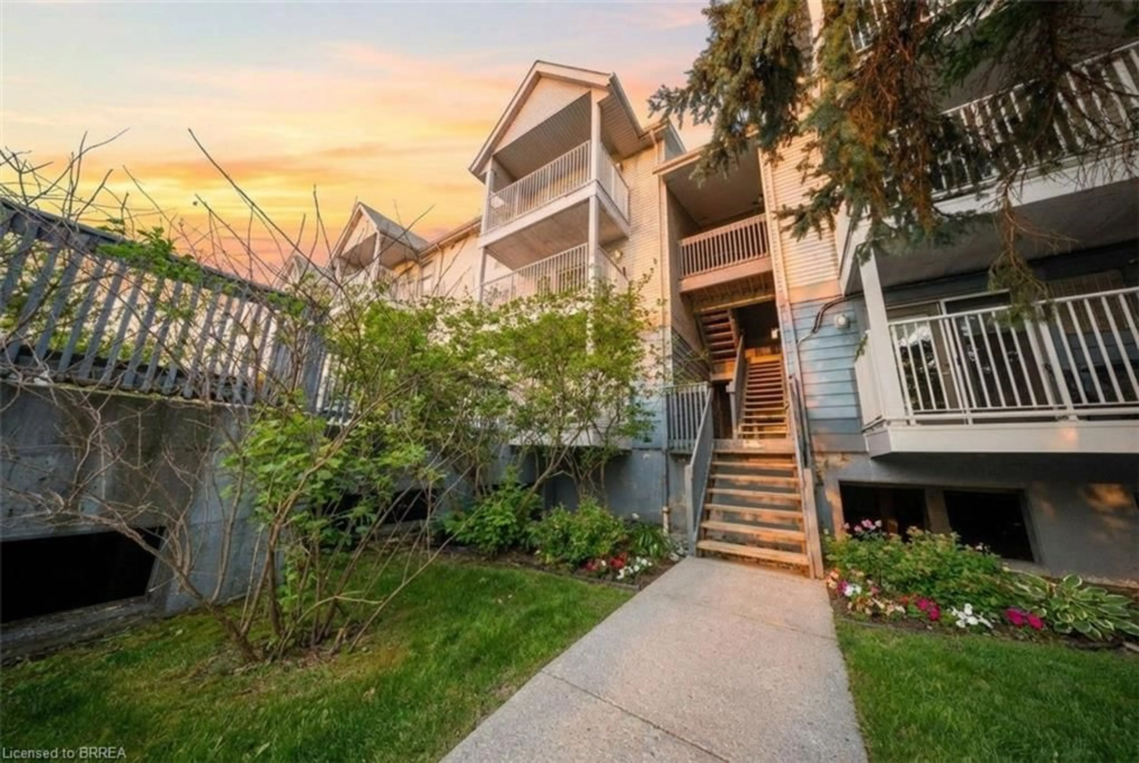 Patio, street for 2010 Cleaver Ave #207, Burlington Ontario L7M 4C1