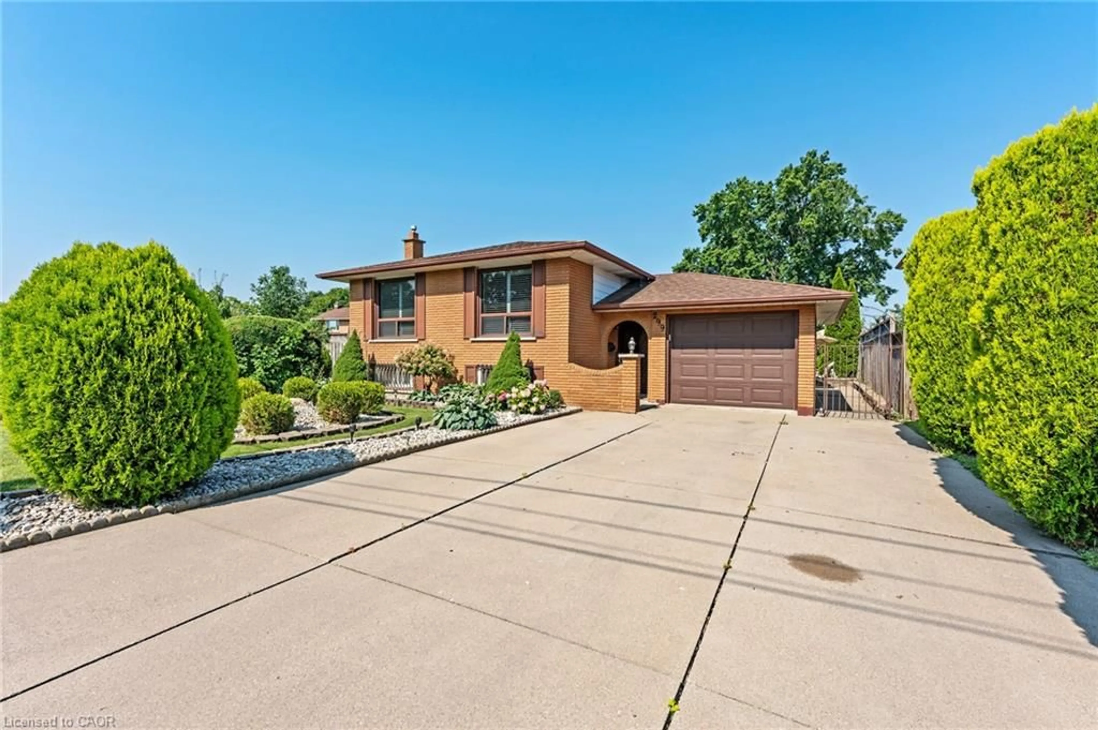 Home with brick exterior material, street for 299 Eastdale Blvd, Stoney Creek Ontario L8E 3W9