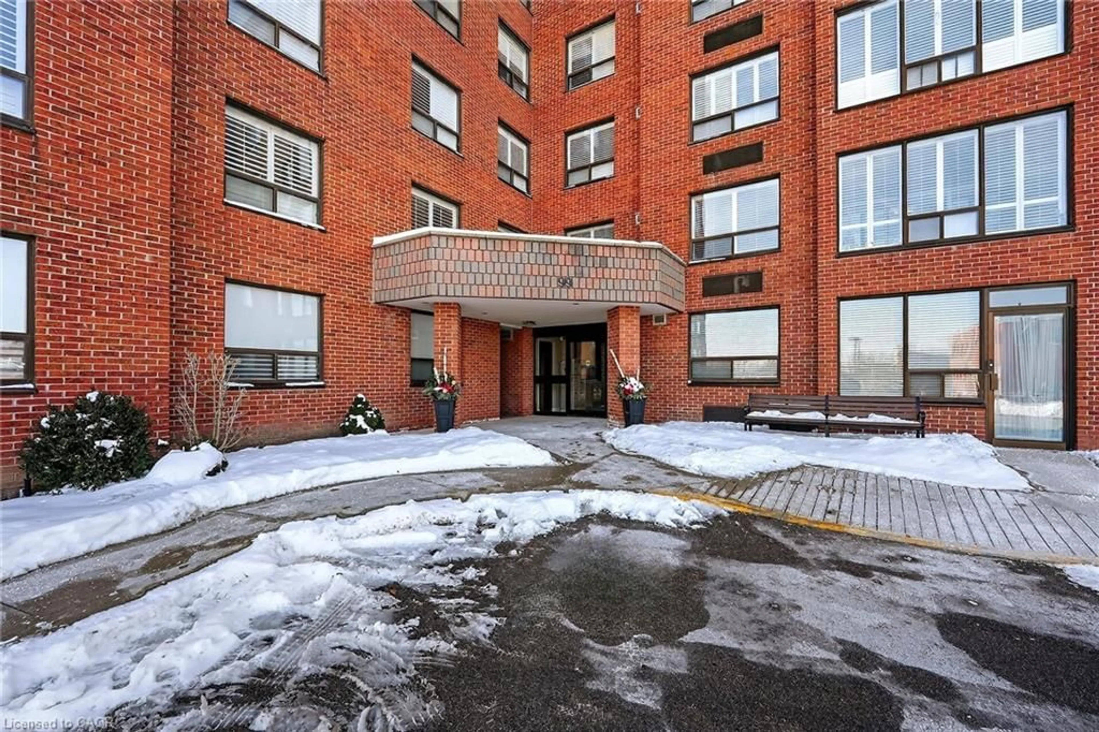 Indoor foyer for 99 Donn Ave #202, Stoney Creek Ontario L8G 5B2