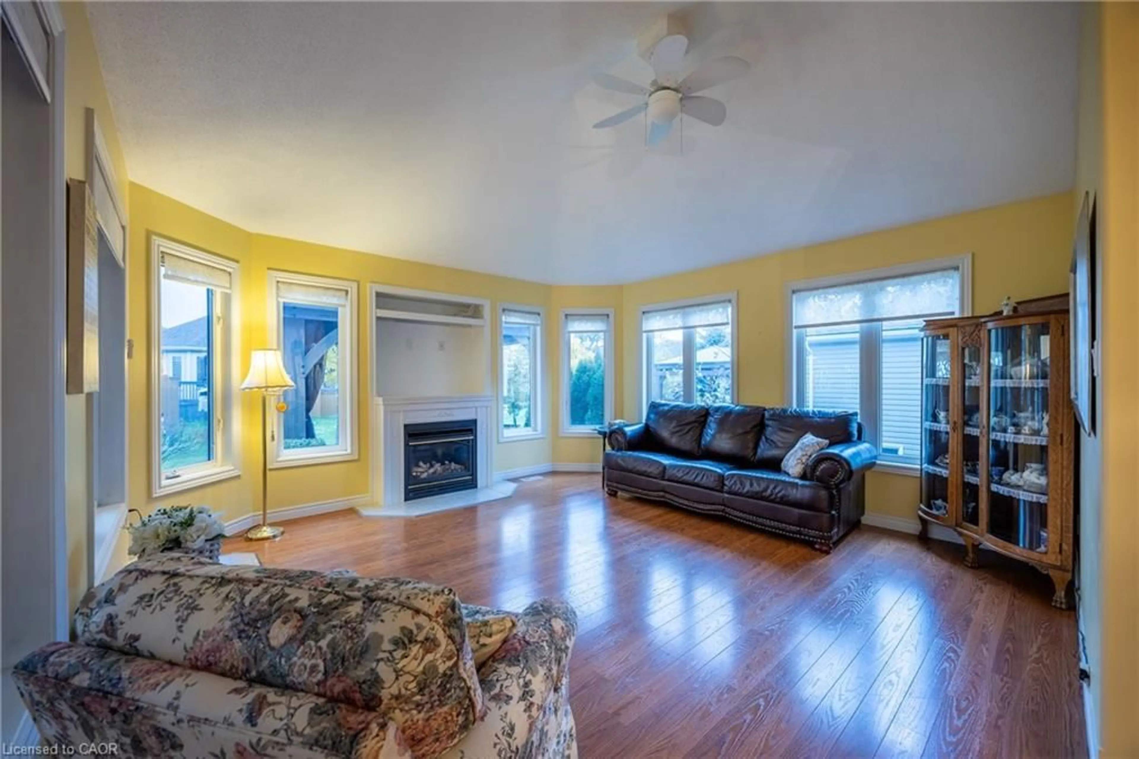 Living room with furniture, wood/laminate floor for 105 Balsam Trail, Port Rowan Ontario N0E 1M0