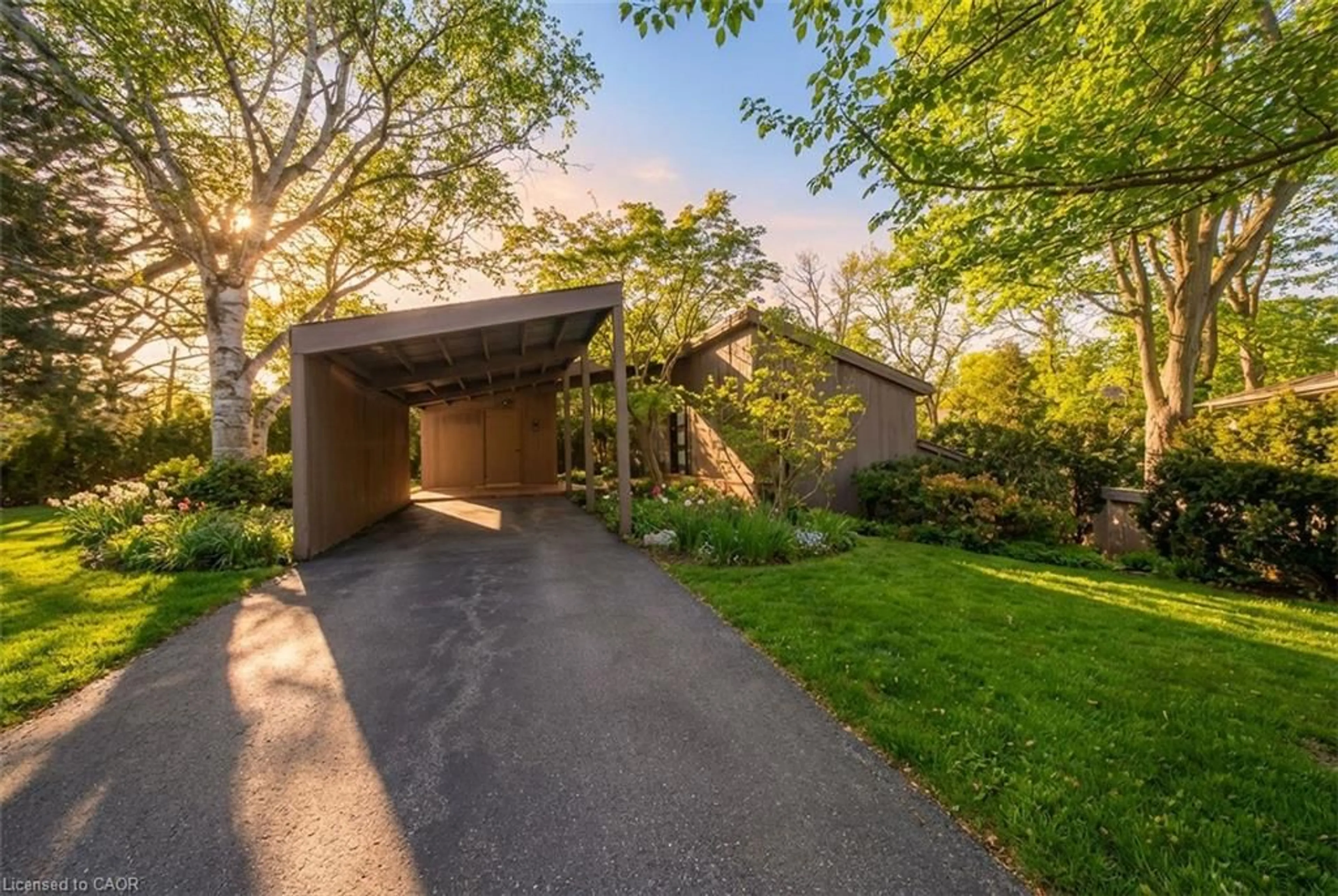 Unknown for 950 Glen Acres Crt, Burlington Ontario L7T 3C9