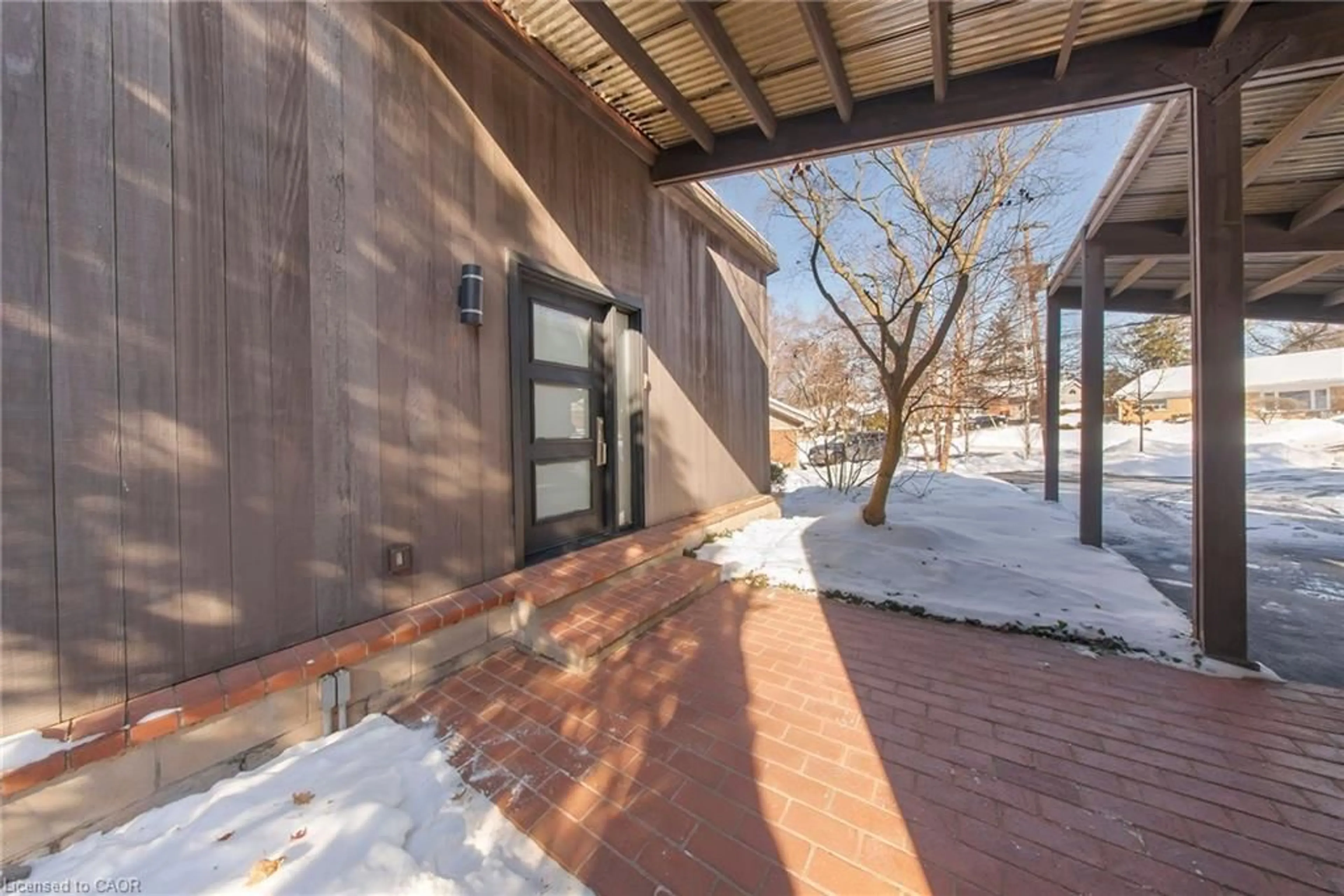 Patio, street for 950 Glen Acres Crt, Burlington Ontario L7T 3C9