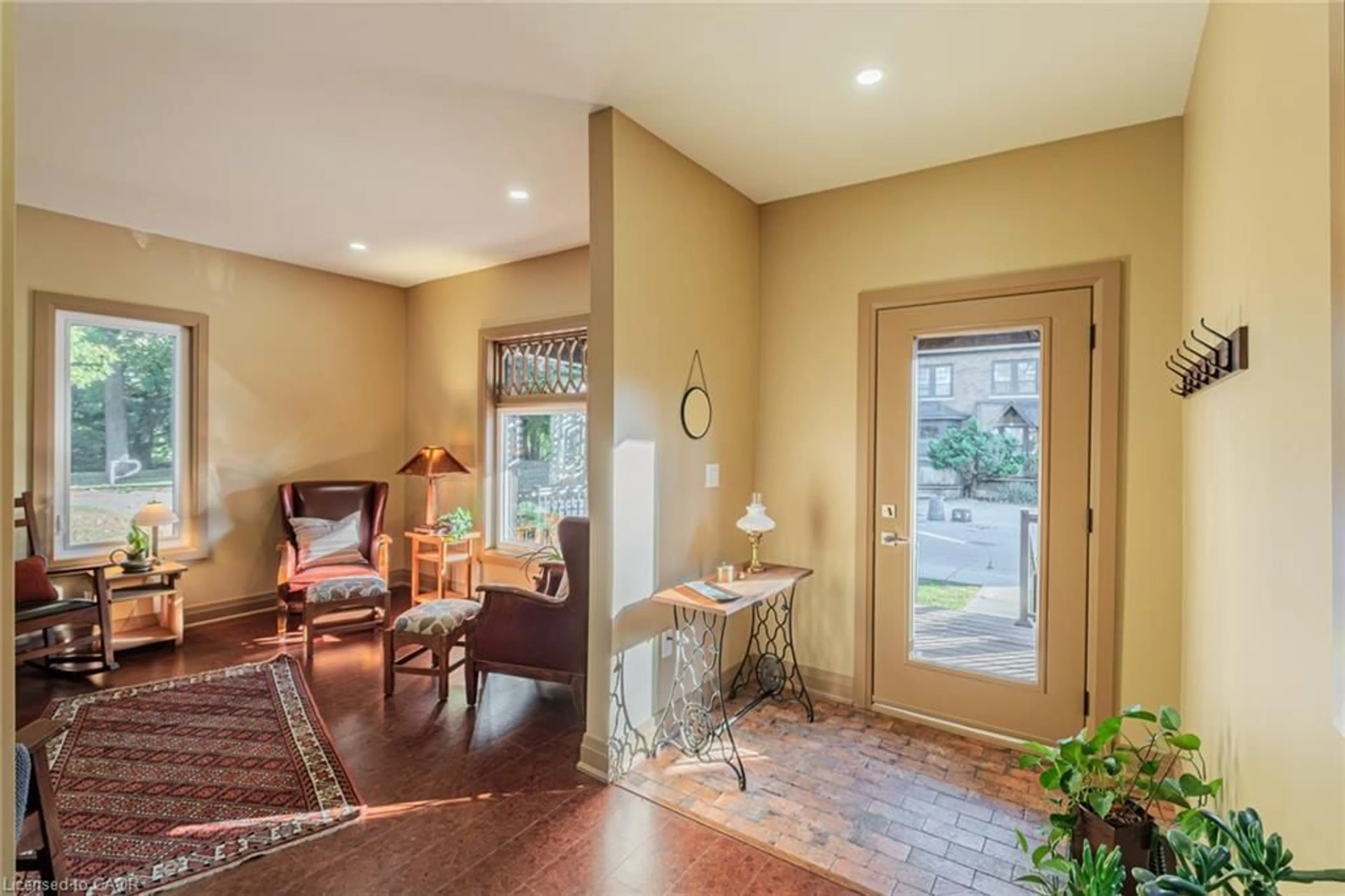 Indoor entryway for 74 Lynnwood Ave, Simcoe Ontario N3Y 2V6