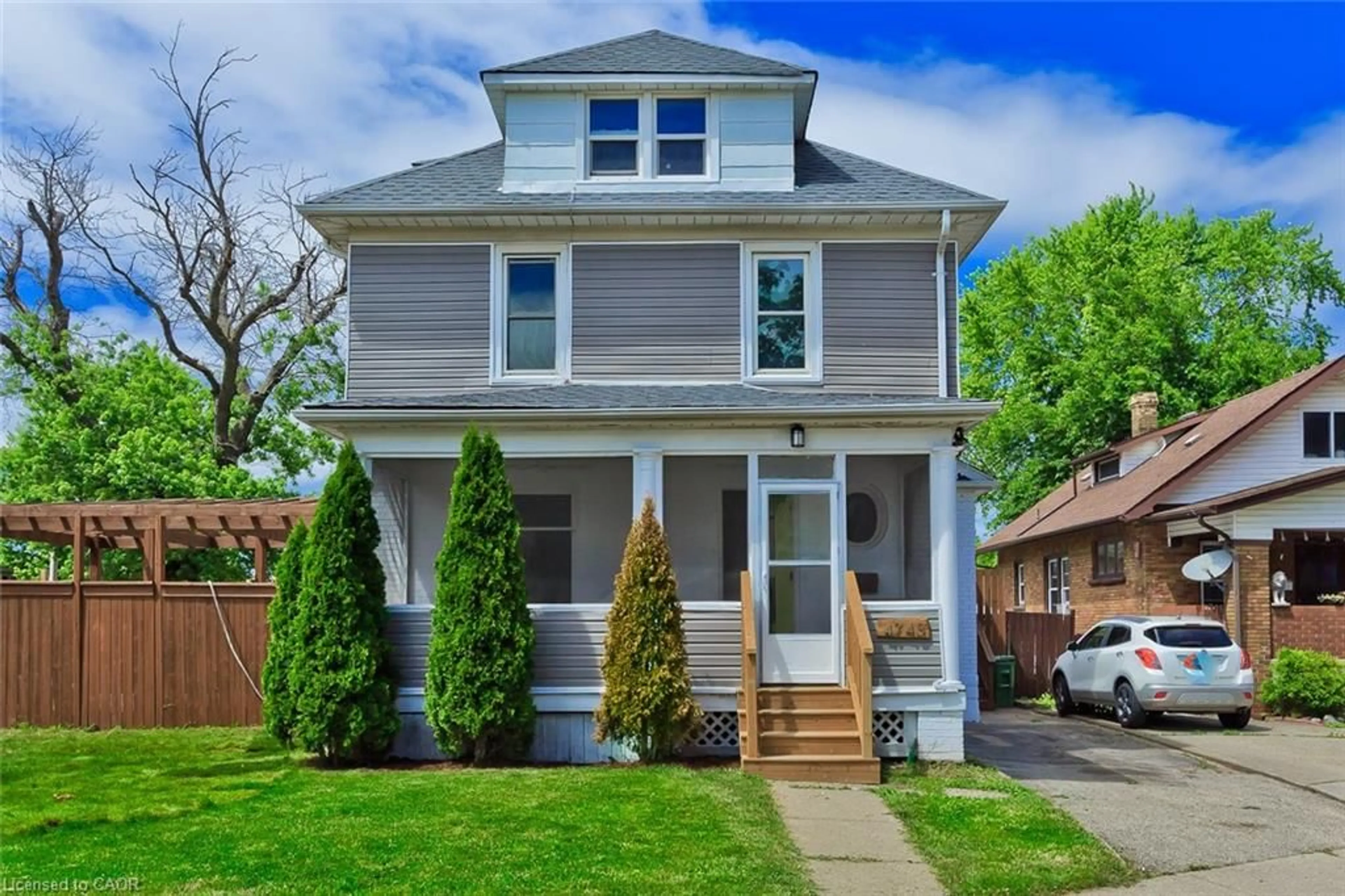 Home with vinyl exterior material, street for 4743 Ryerson Cres, Niagara Falls Ontario L2E 1E6