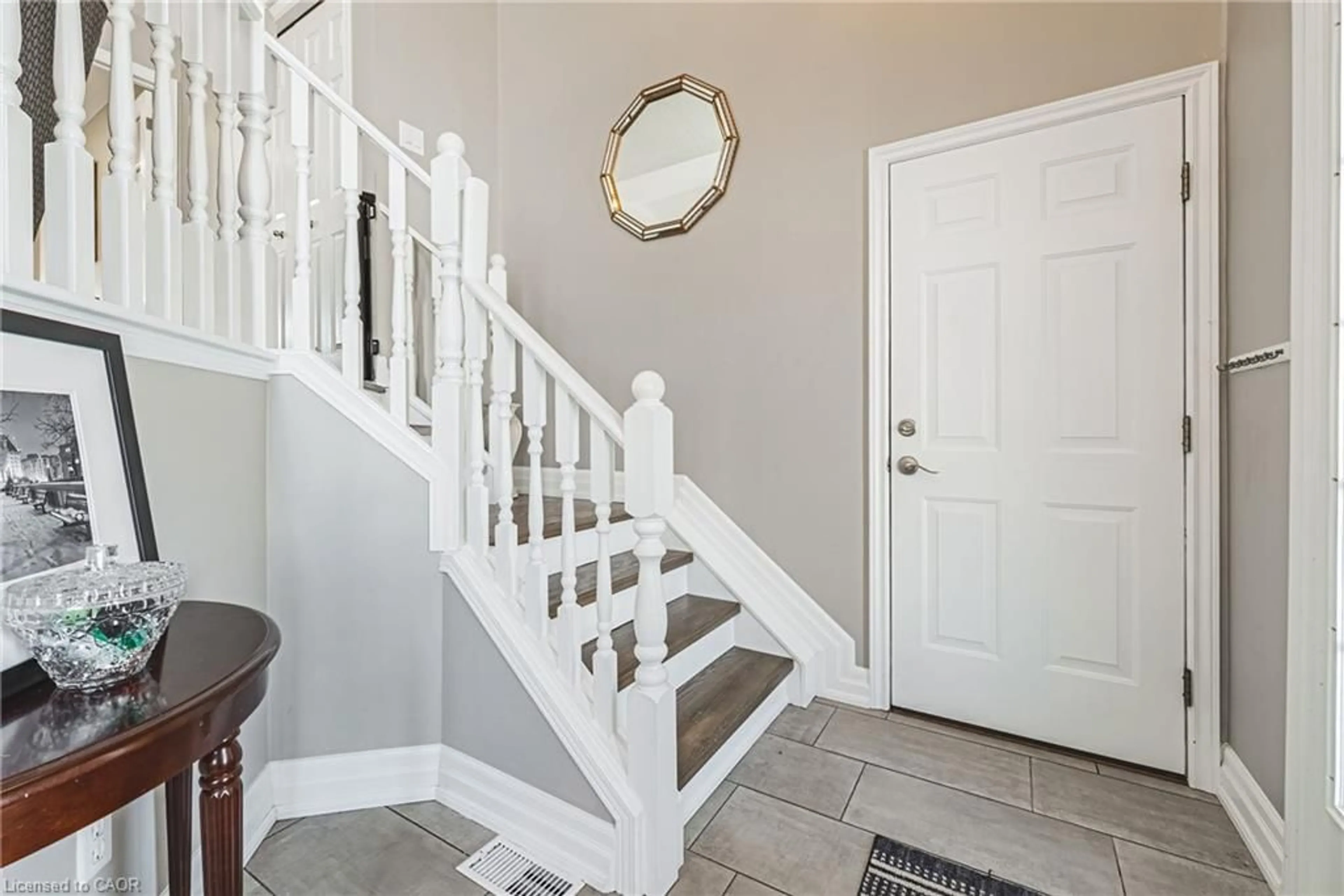 Indoor entryway for 47 Fuller Dr, Caledonia Ontario N3W 2M2