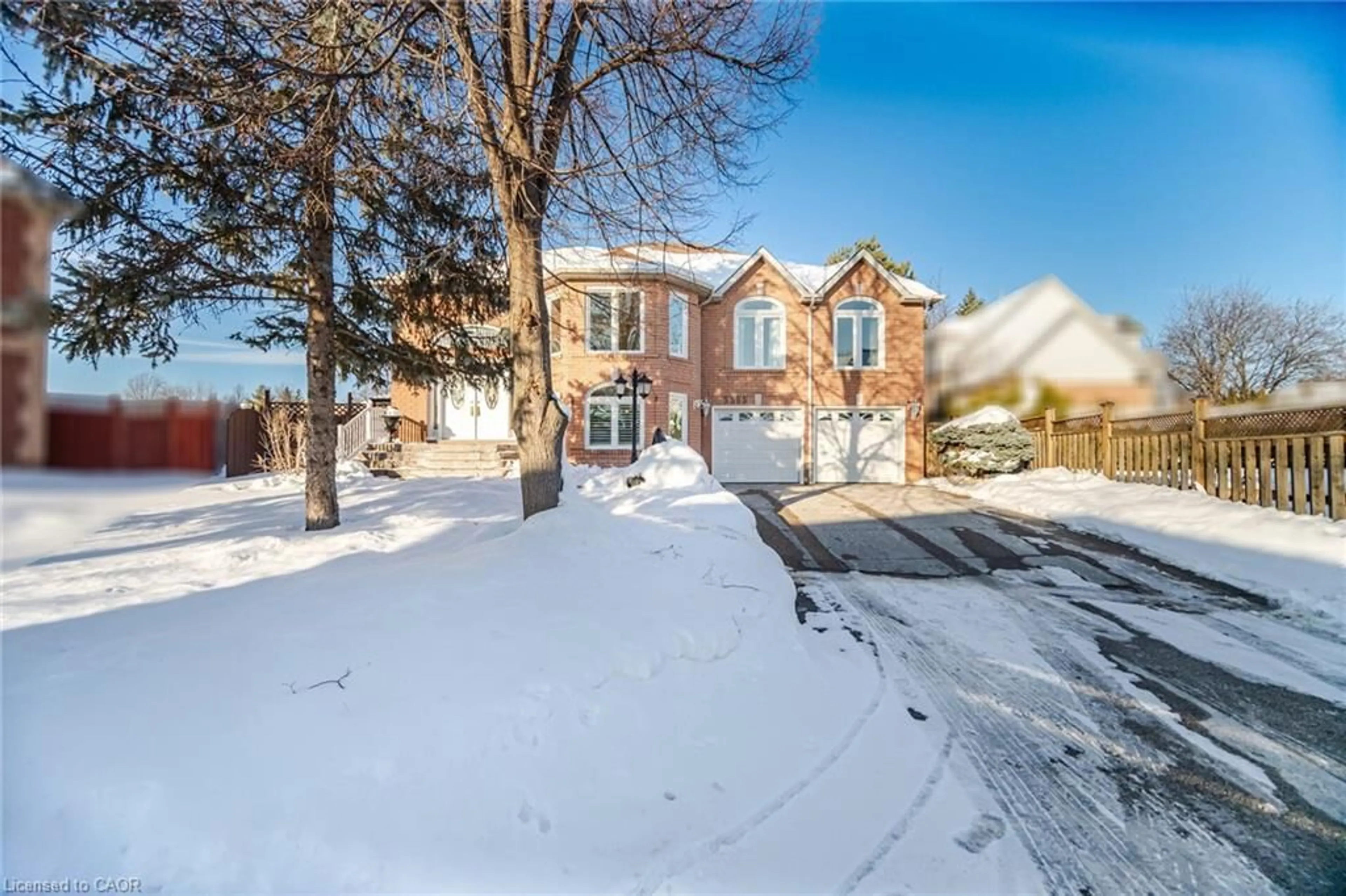A pic from outside/outdoor area/front of a property/back of a property/a pic from drone, street for 3395 Trelawny Cir, Mississauga Ontario L5N 6N6