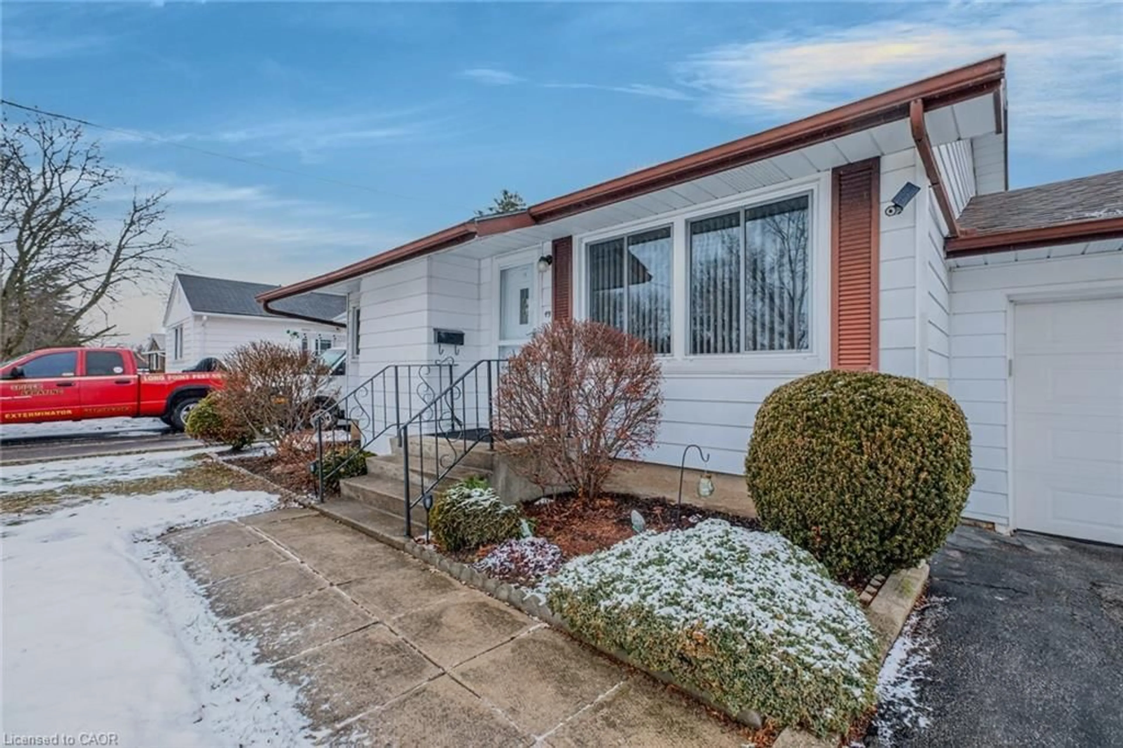 Home with vinyl exterior material, street for 49 Davis St, Simcoe Ontario N3Y 2R3