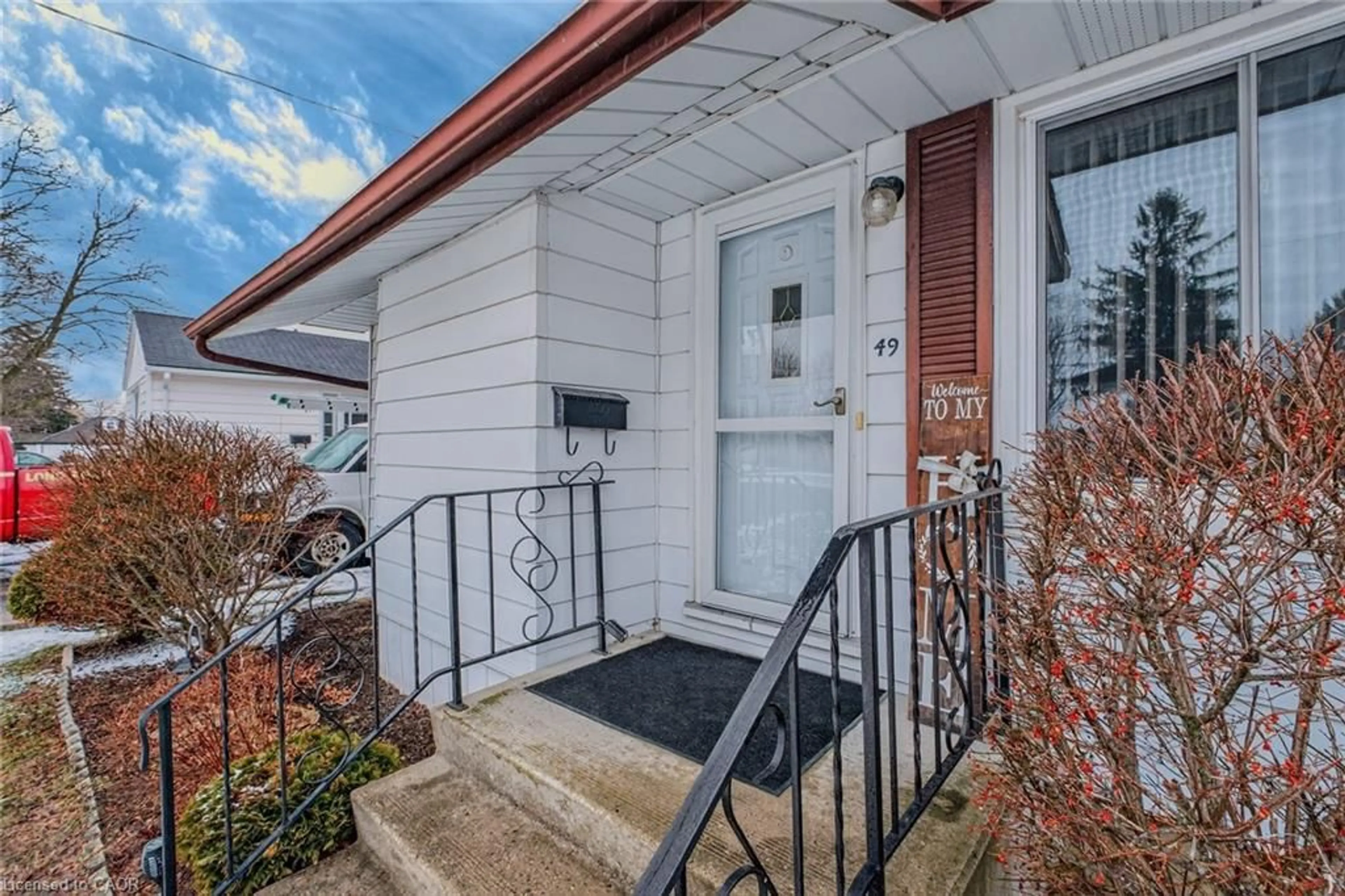 Indoor entryway for 49 Davis St, Simcoe Ontario N3Y 2R3
