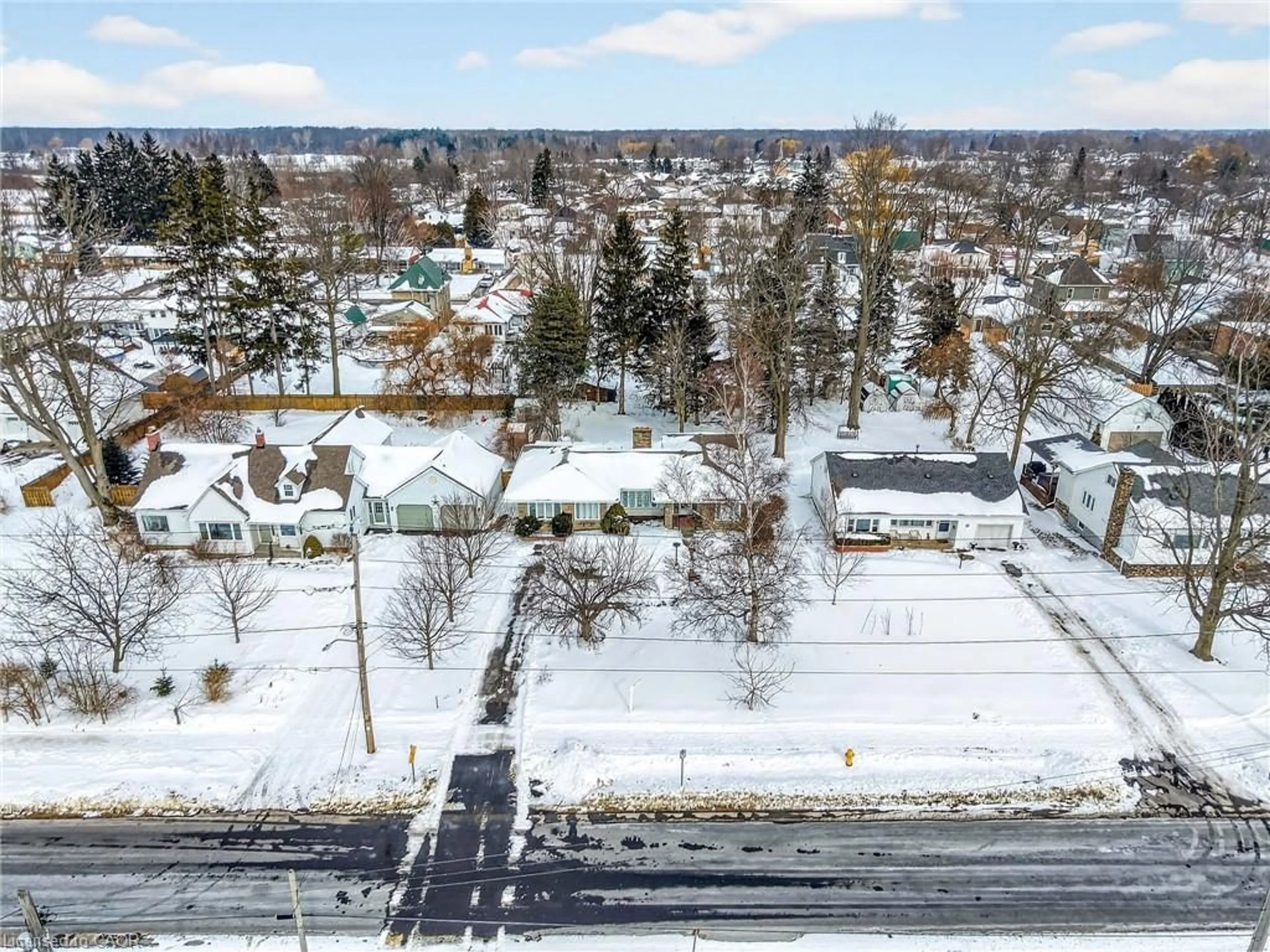A pic from outside/outdoor area/front of a property/back of a property/a pic from drone, street for 617 Lock St, Dunnville Ontario N1A 1V9
