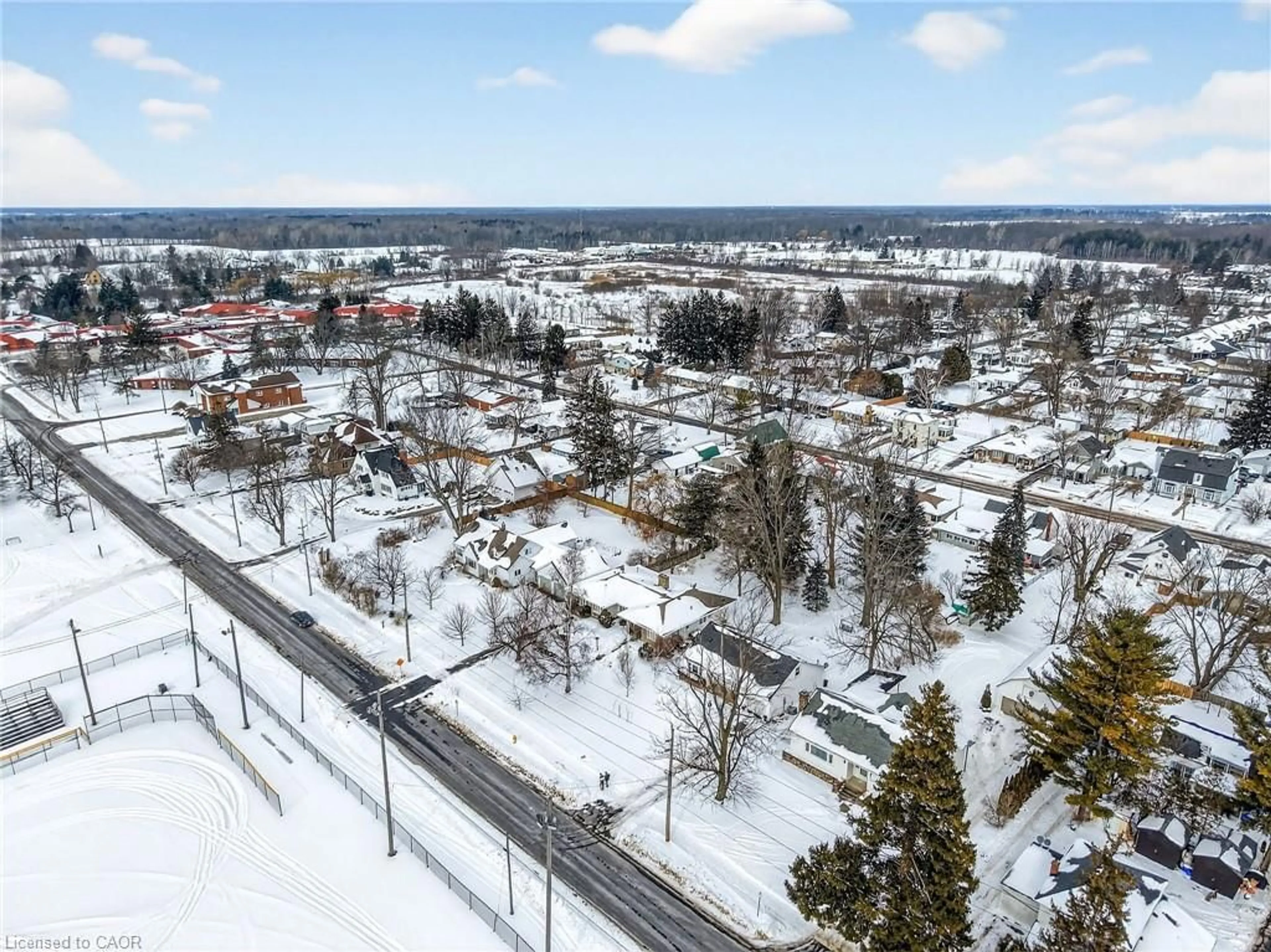 A pic from outside/outdoor area/front of a property/back of a property/a pic from drone, unknown for 617 Lock St, Dunnville Ontario N1A 1V9