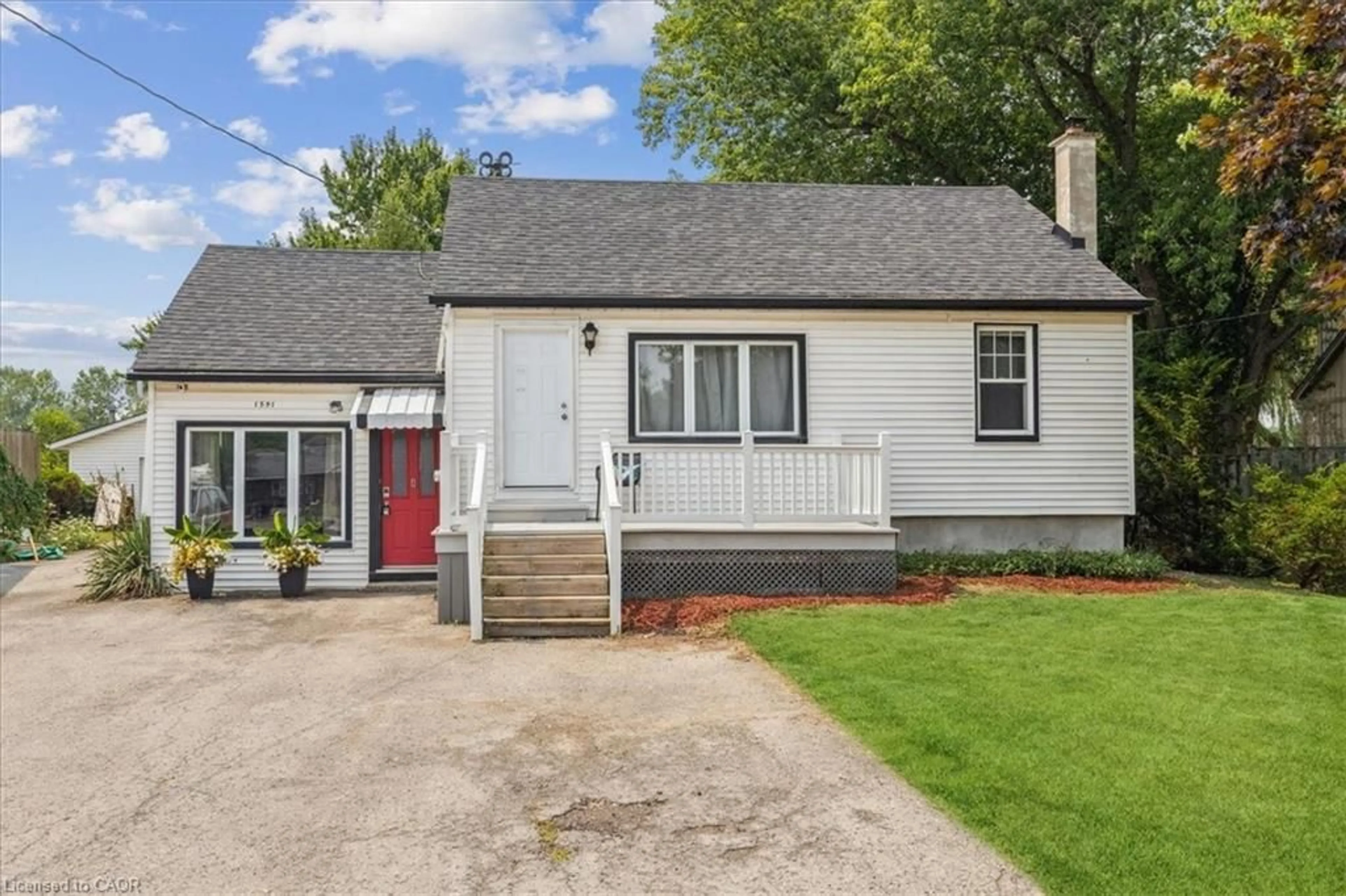 Home with vinyl exterior material, street for 1591 Merrittville Hwy, Welland Ontario L3B 5N5