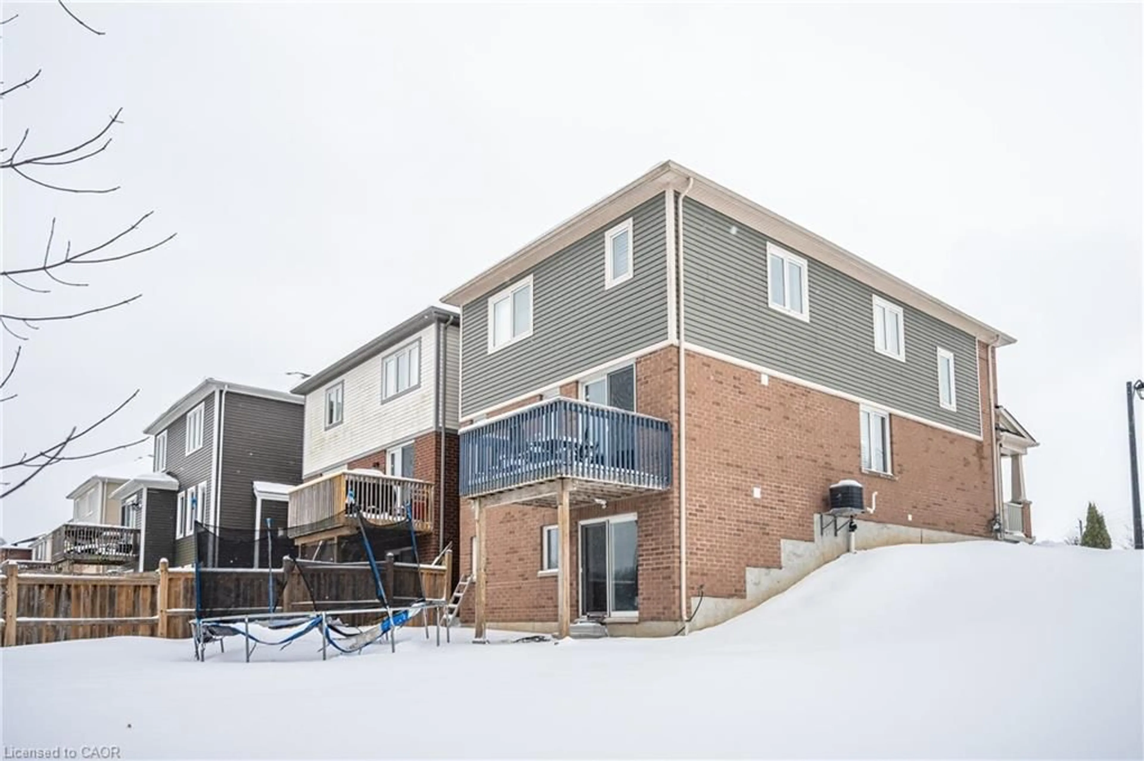 Patio, building for 340 Shady Glen Cres, Kitchener Ontario N2R 0J8