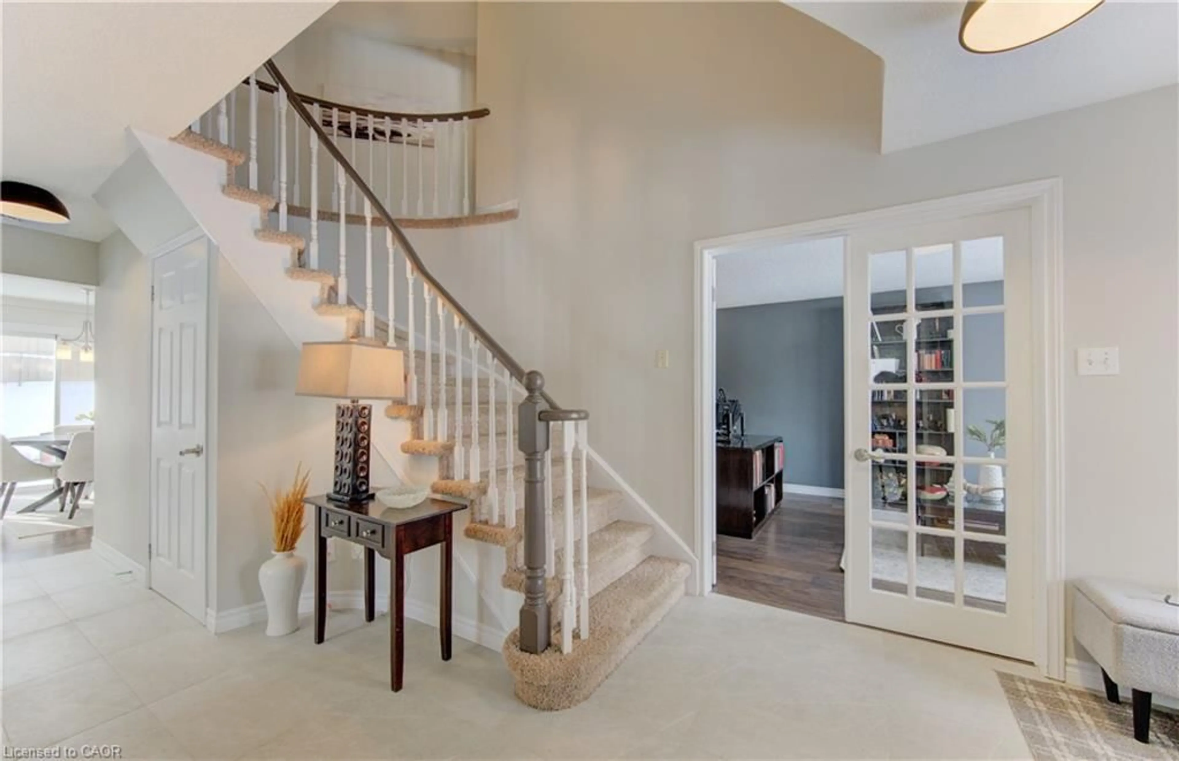 Indoor entryway for 456 Oakfield Crt, Waterloo Ontario N2T 1X5