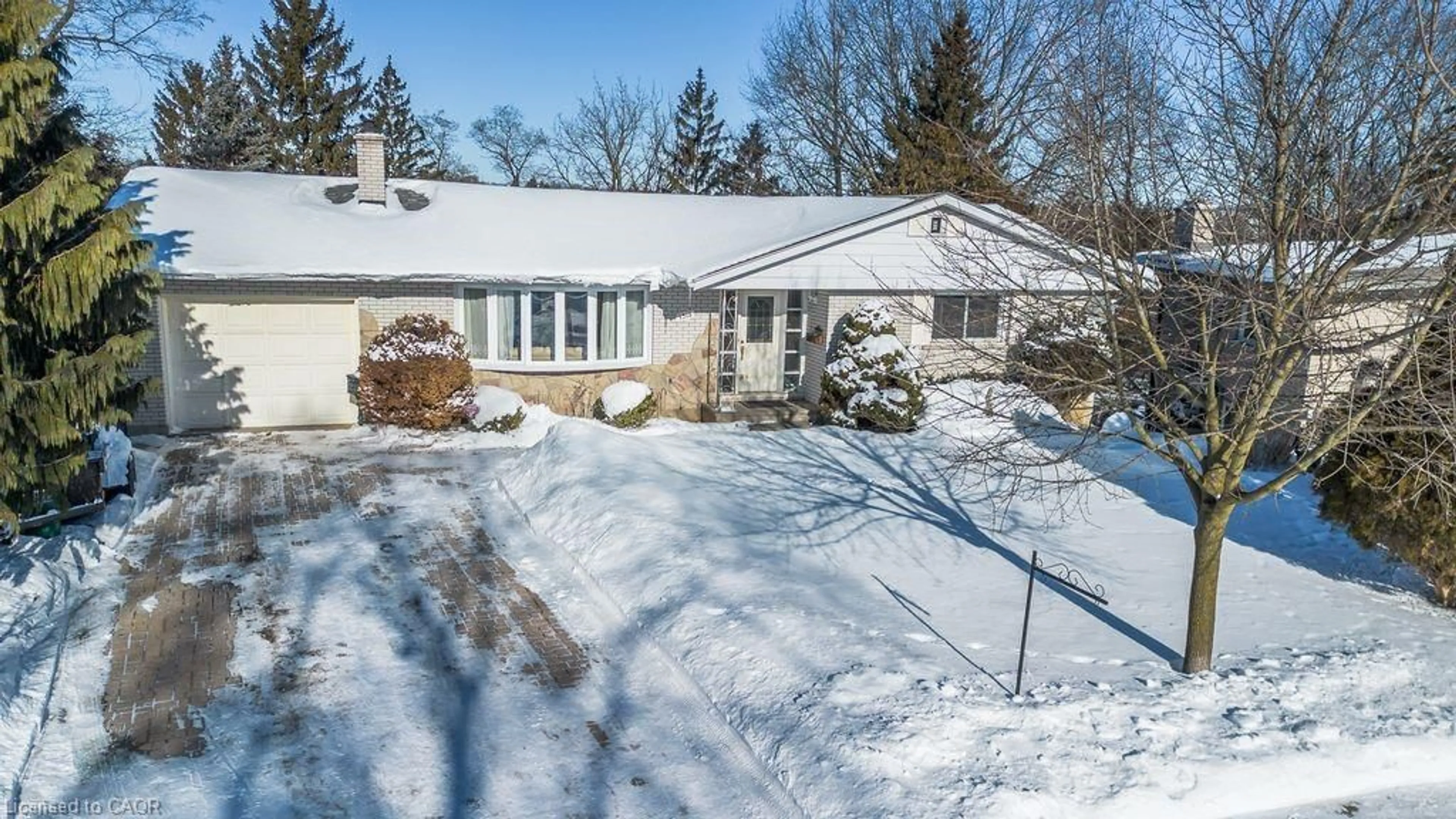 A pic from outside/outdoor area/front of a property/back of a property/a pic from drone, street for 1318 Thorman Dr, Cambridge Ontario N3H 1A2