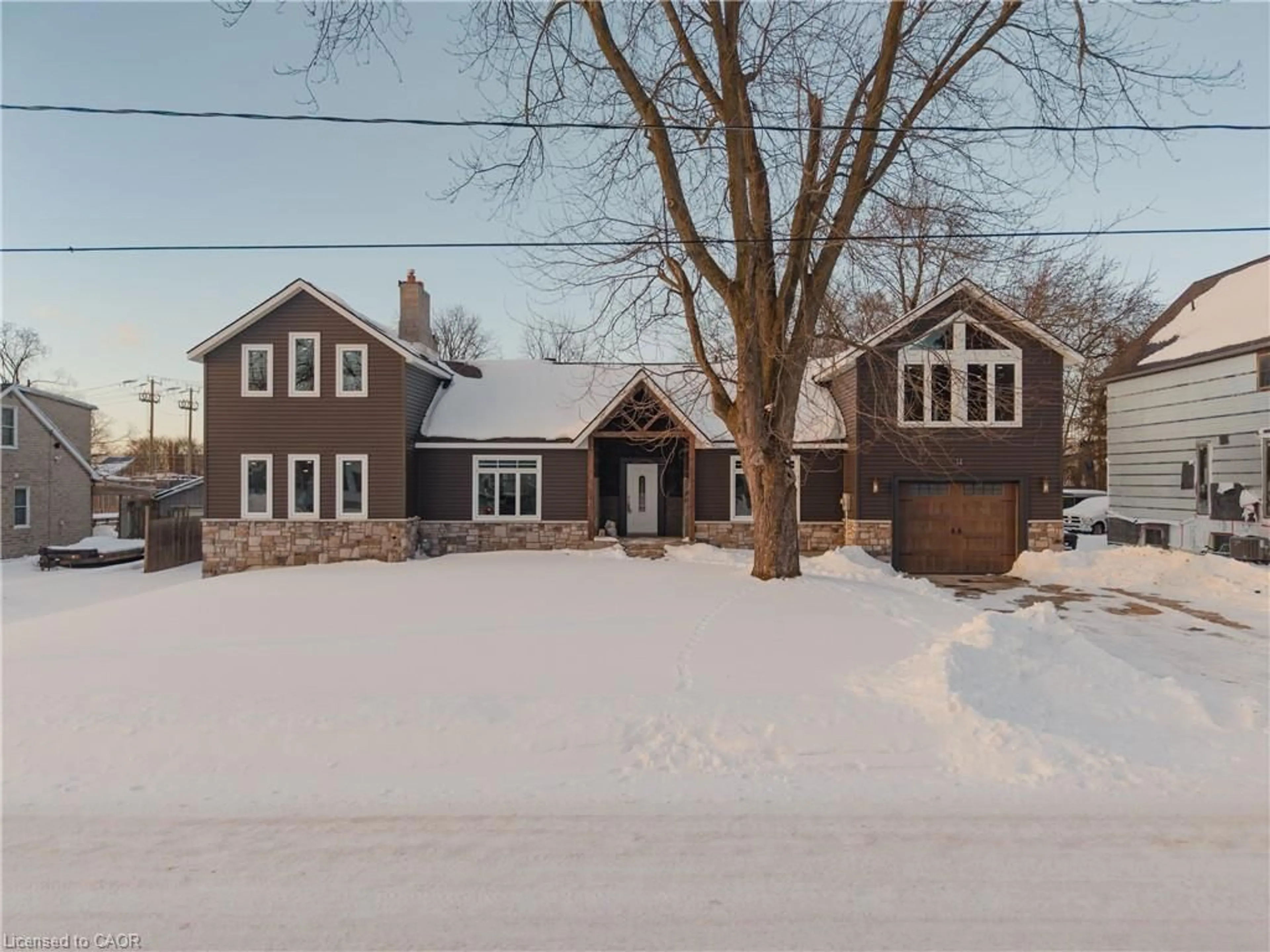 A pic from outside/outdoor area/front of a property/back of a property/a pic from drone, street for 14 Athlone Rd, Cambridge Ontario N1R 1H8