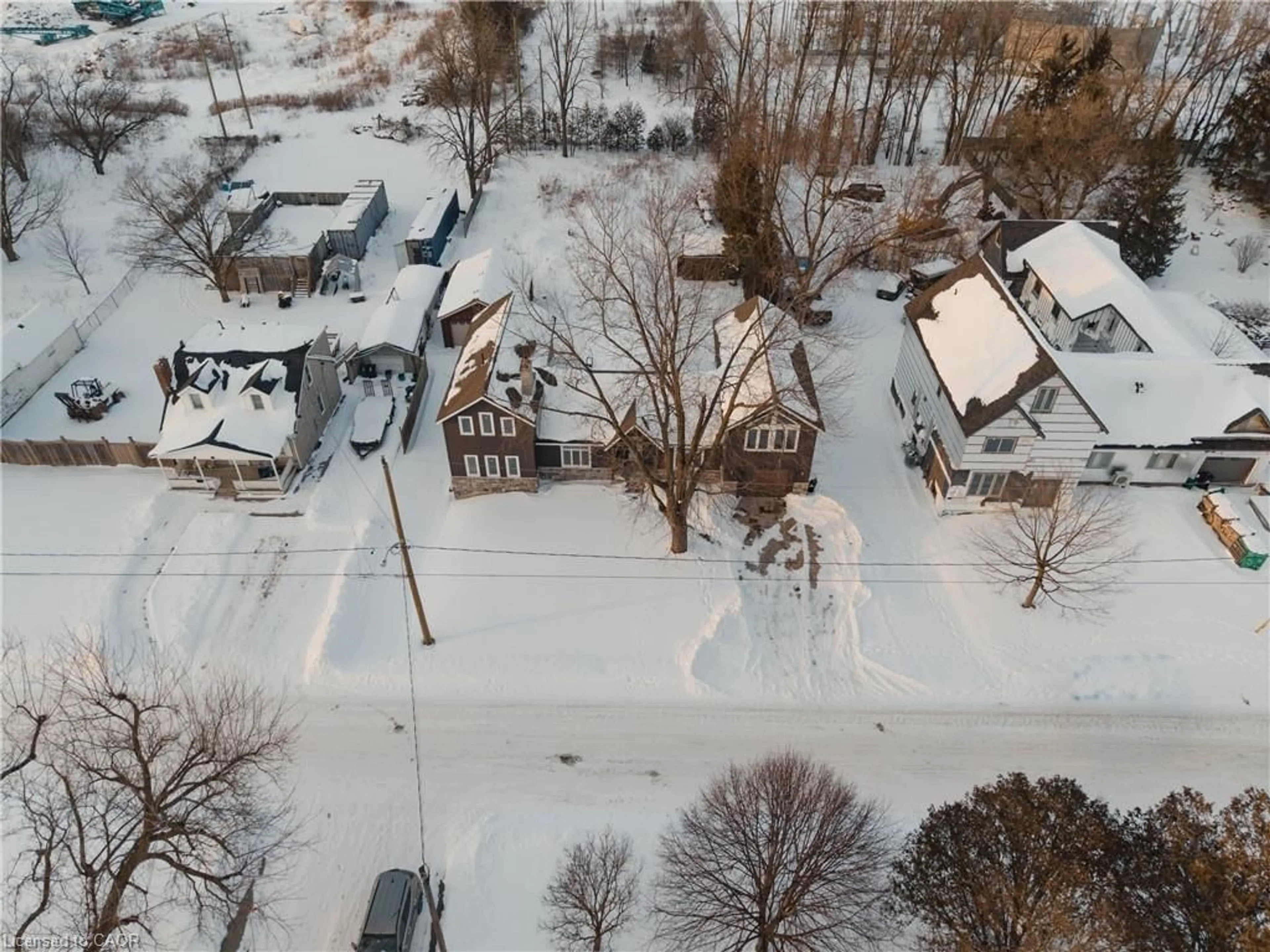 A pic from outside/outdoor area/front of a property/back of a property/a pic from drone, street for 14 Athlone Rd, Cambridge Ontario N1R 1H8