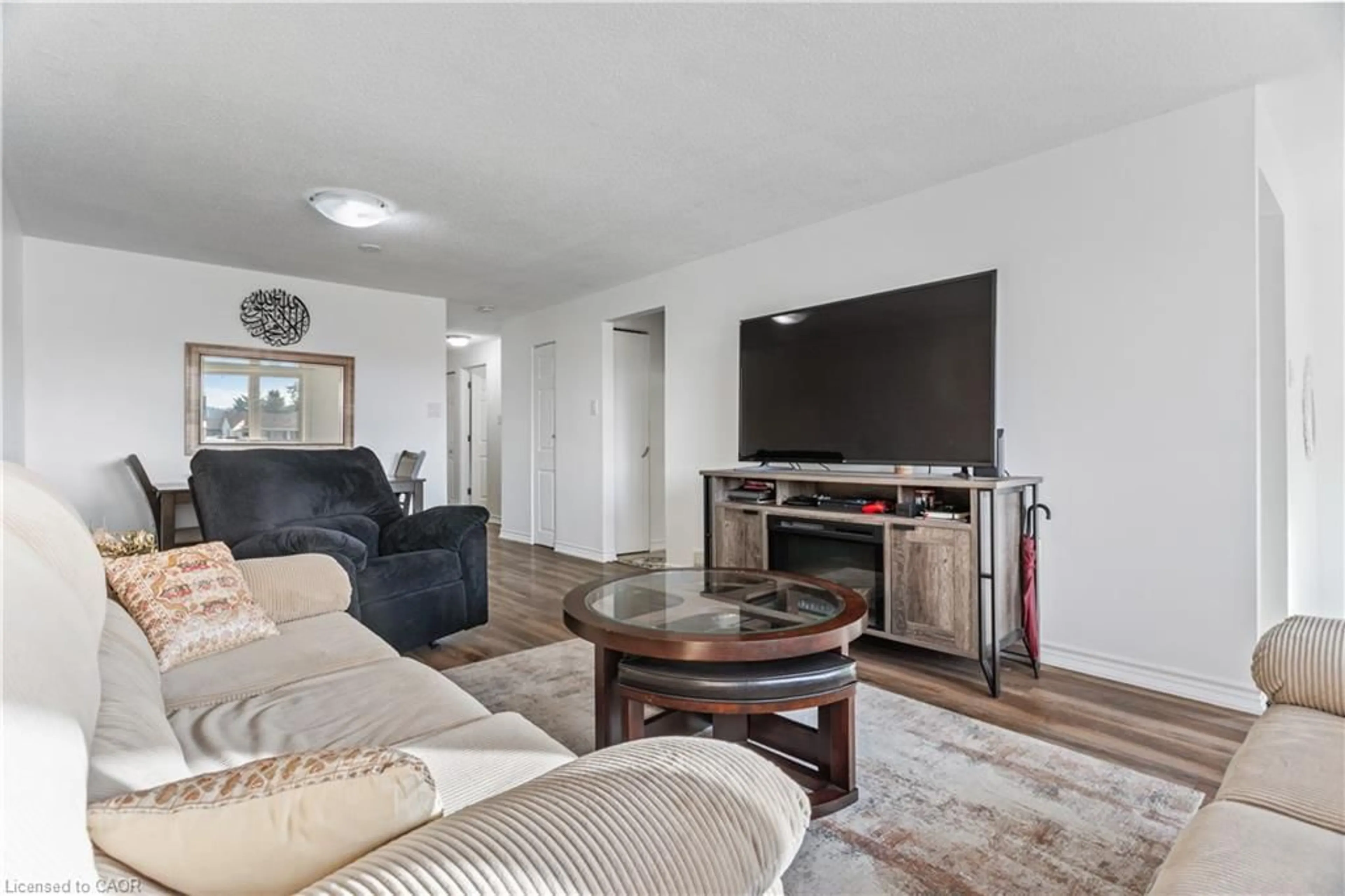 Living room with furniture, unknown for 23 Greenbrier Rd, Cambridge Ontario N1R 6M5