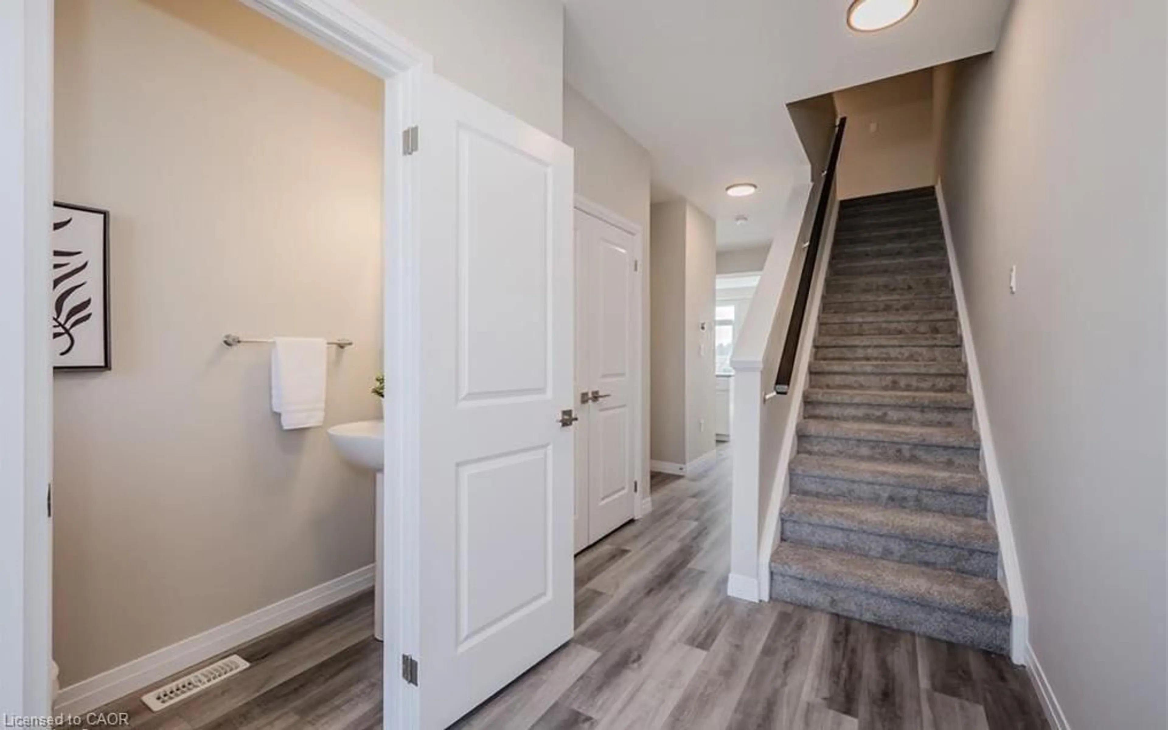 Indoor entryway for 73 Ayr Meadows Cres, Ayr Ontario N0B 1E0