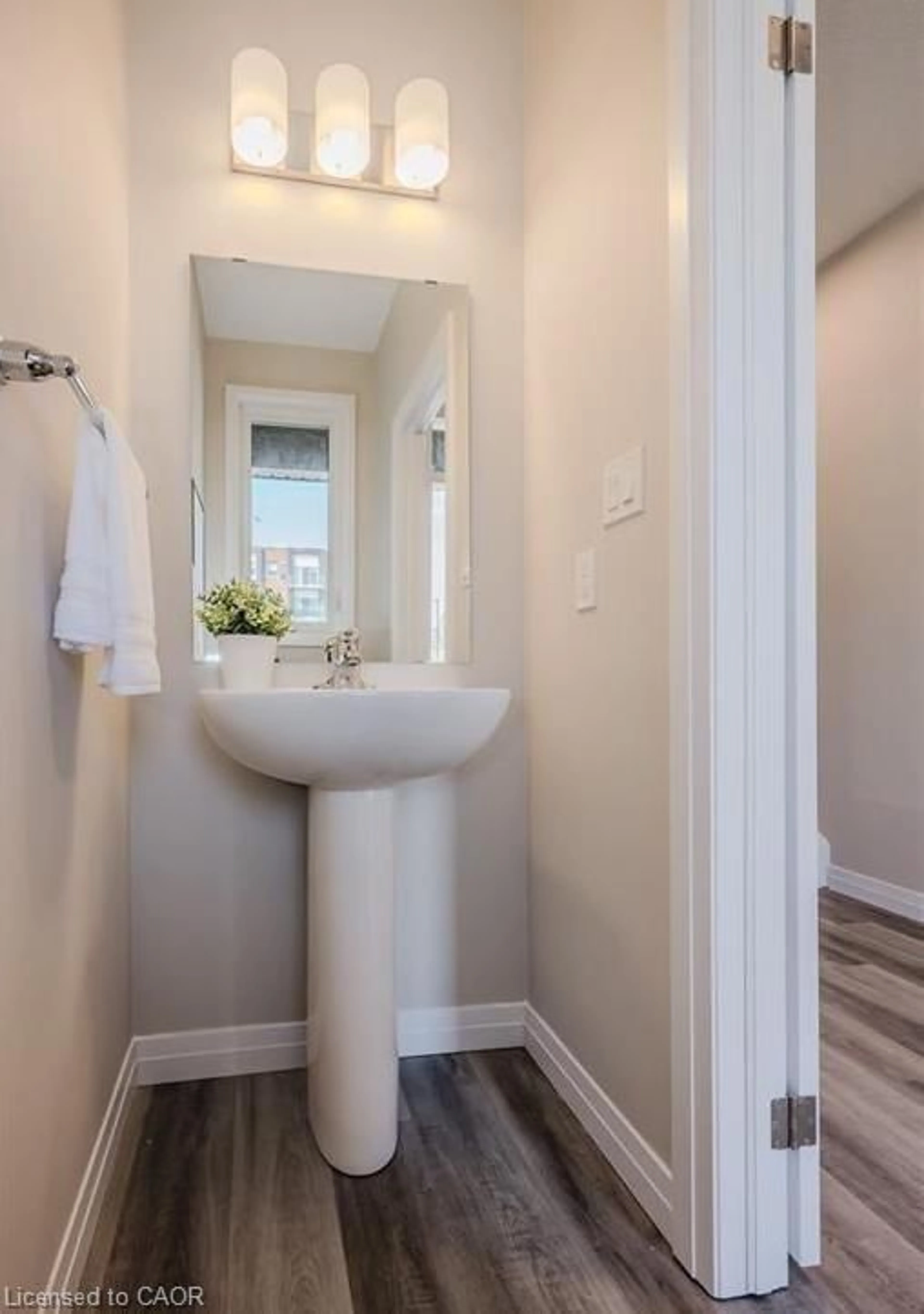 Standard bathroom, ceramic/tile floor for 73 Ayr Meadows Cres, Ayr Ontario N0B 1E0