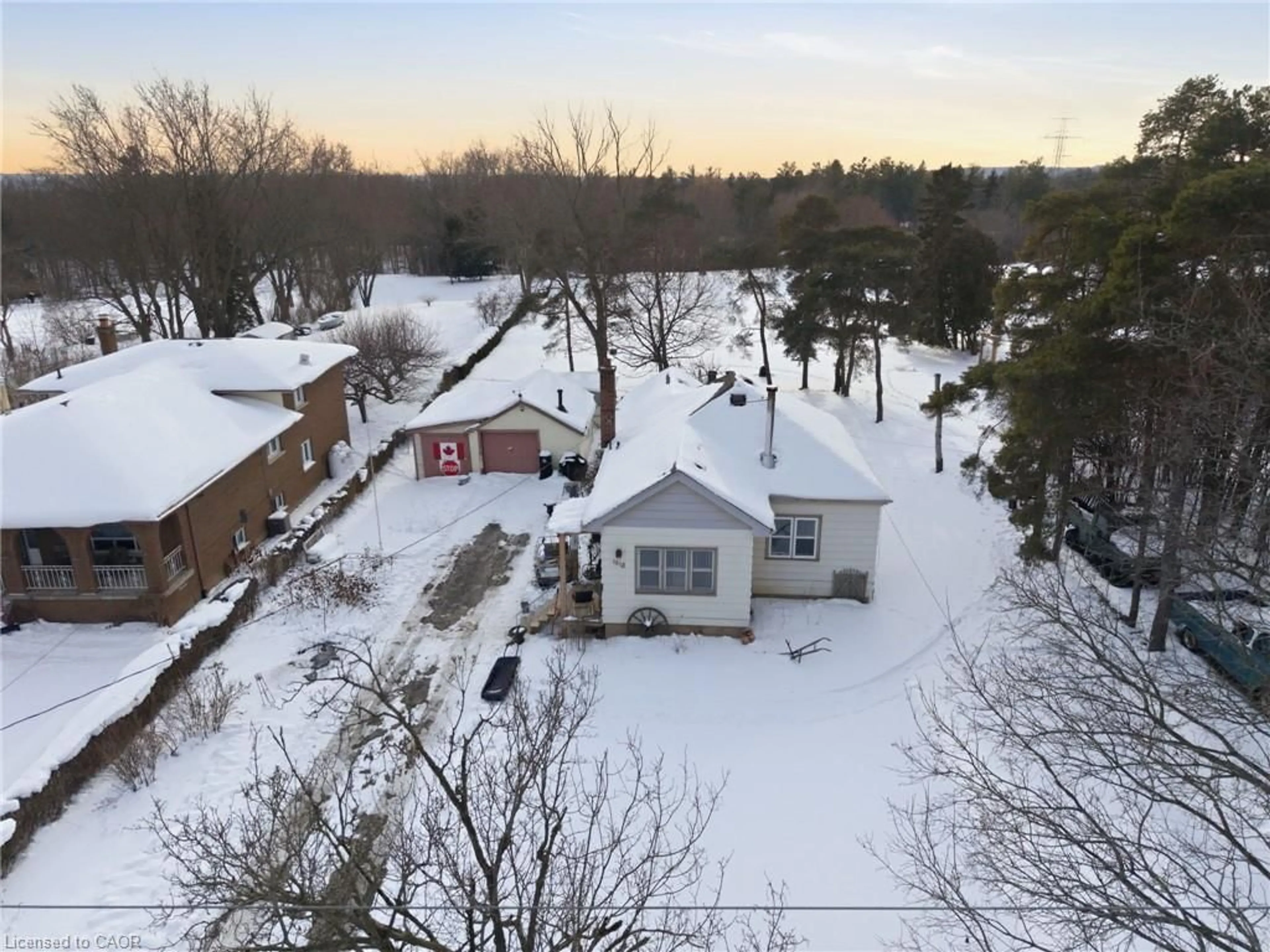 A pic from outside/outdoor area/front of a property/back of a property/a pic from drone, street for 1412 Old York Rd, Burlington Ontario L7P 4Z5