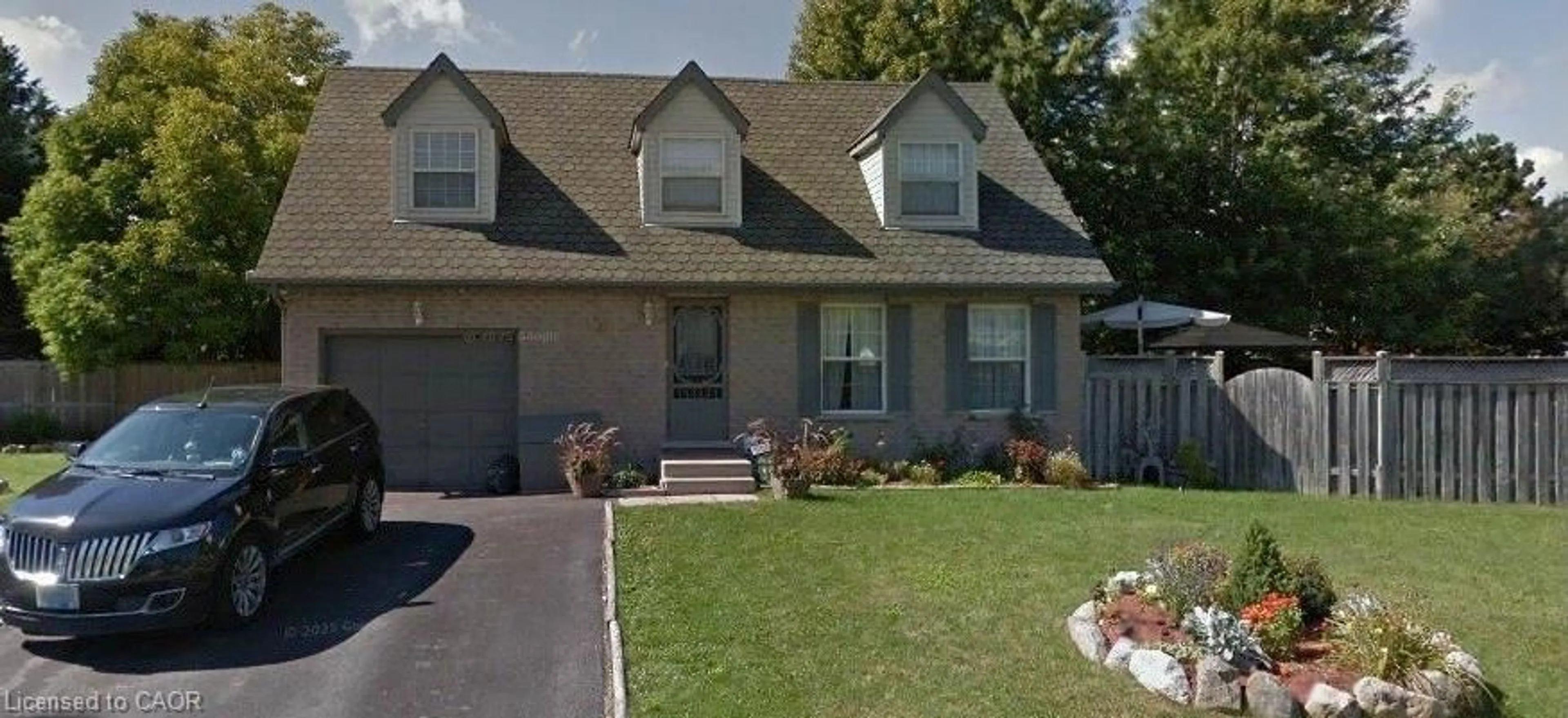 Home with vinyl exterior material, street for 303 Northview Heights Pl, Cambridge Ontario N1R 8C6