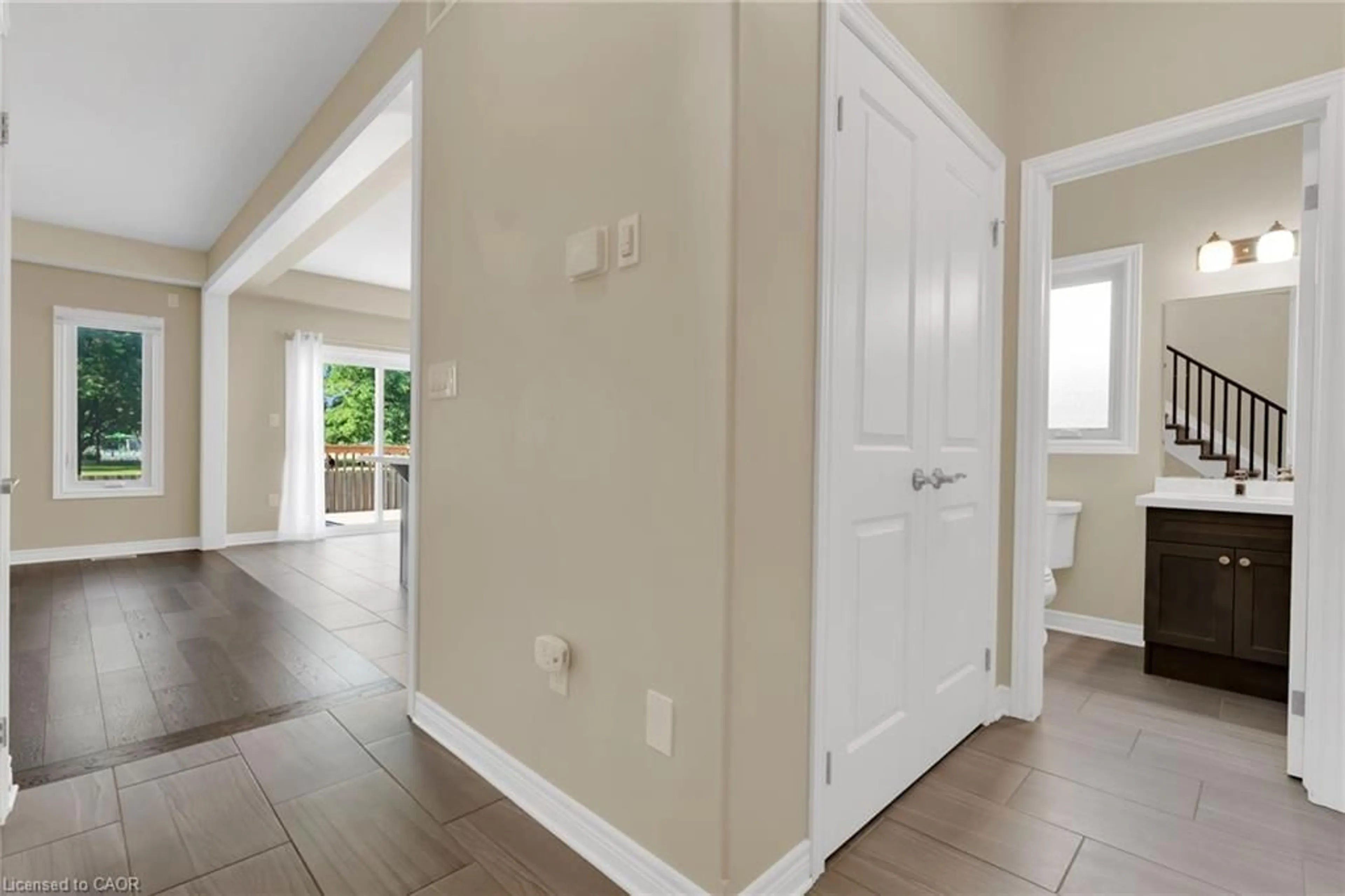 Indoor entryway for 55 Laurent Ave, Welland Ontario L3B 0E2