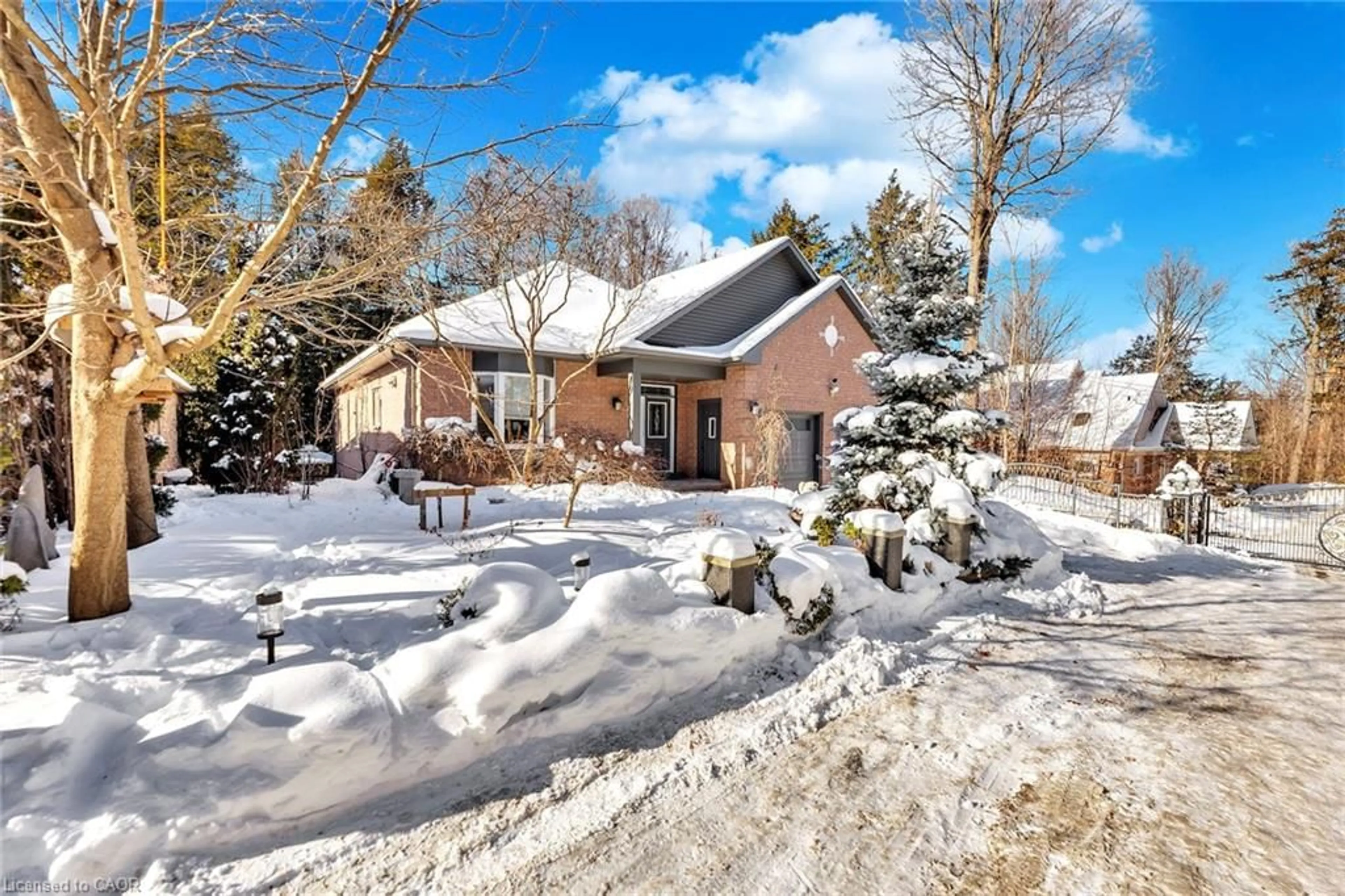 Unknown for 600 Henderson Dr, Aurora Ontario L4G 5R1