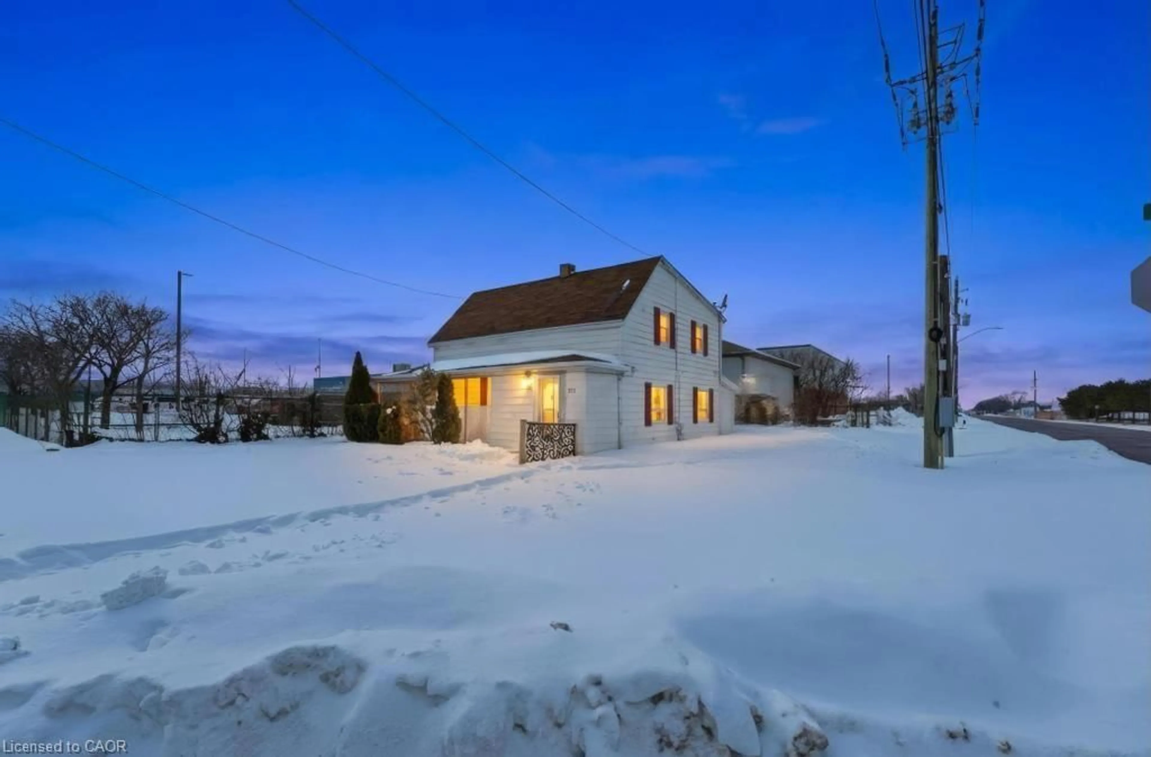 A pic from outside/outdoor area/front of a property/back of a property/a pic from drone, street for 355 Jones Rd, Hamilton Ontario L8E 5N2