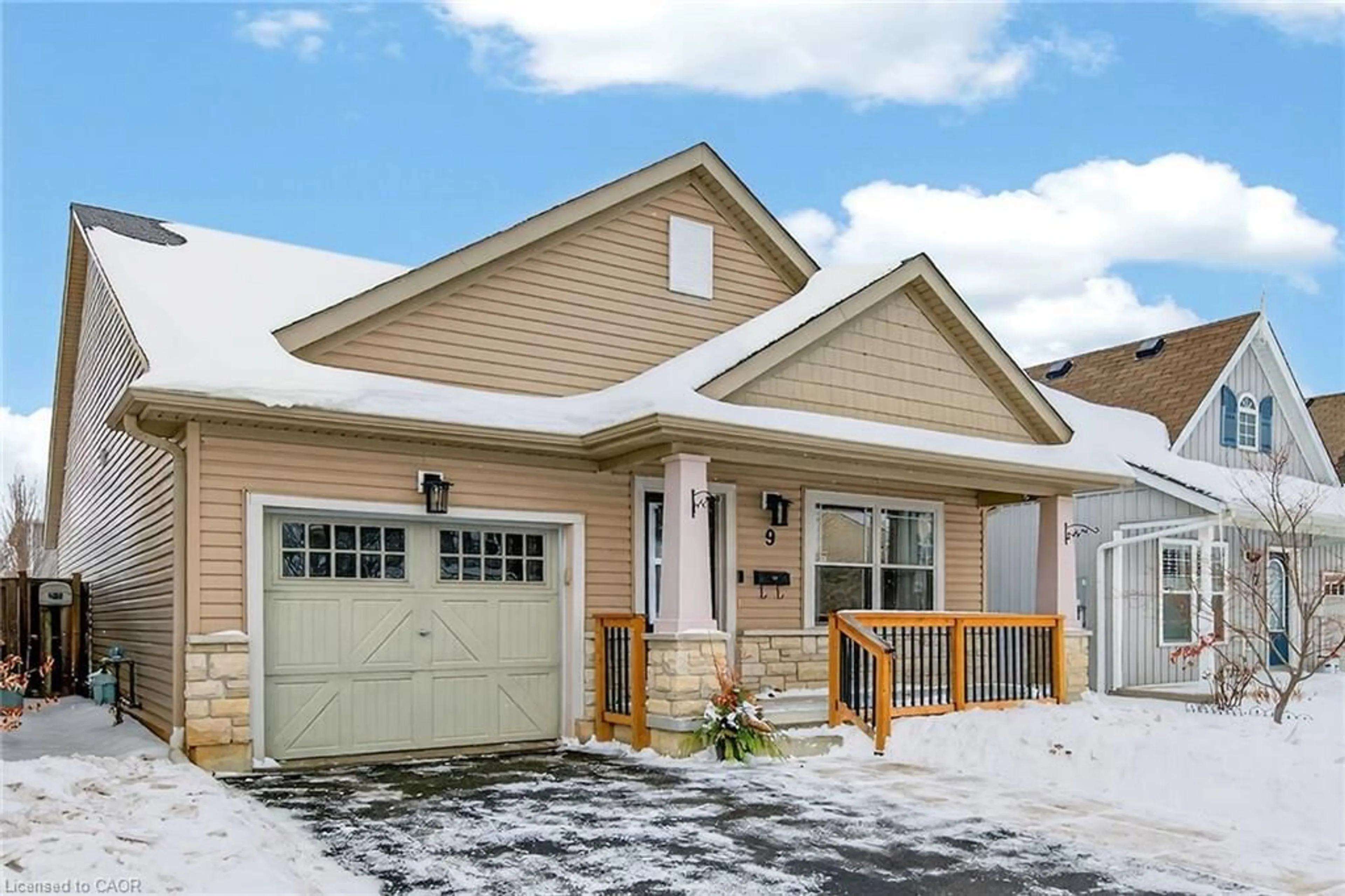 Home with vinyl exterior material, street for 9 Chicory Cres, St. Catharines Ontario L2R 0A6