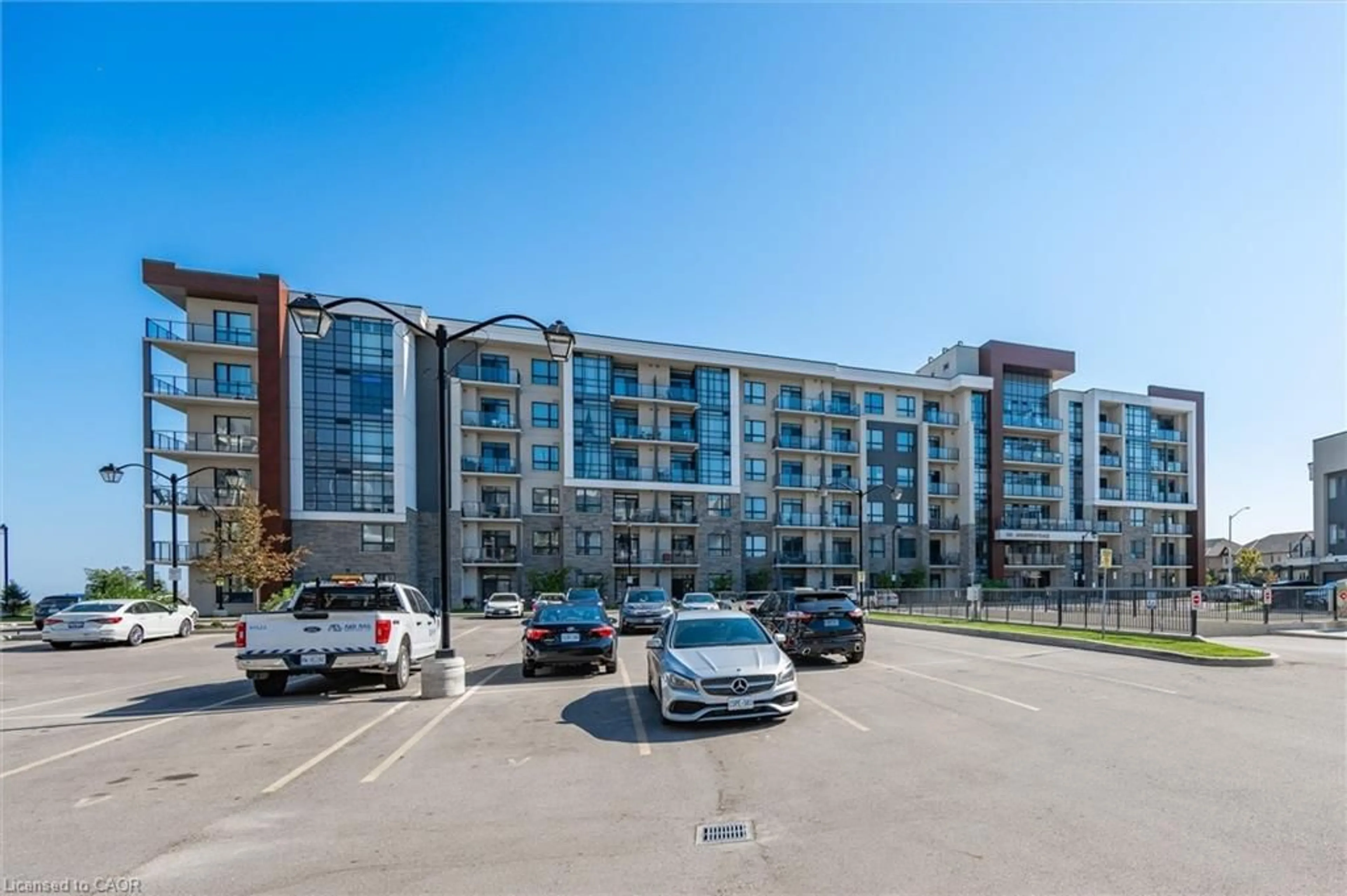 A pic from outside/outdoor area/front of a property/back of a property/a pic from drone, building for 101 Shoreview Pl #507, Stoney Creek Ontario L8E 0K2