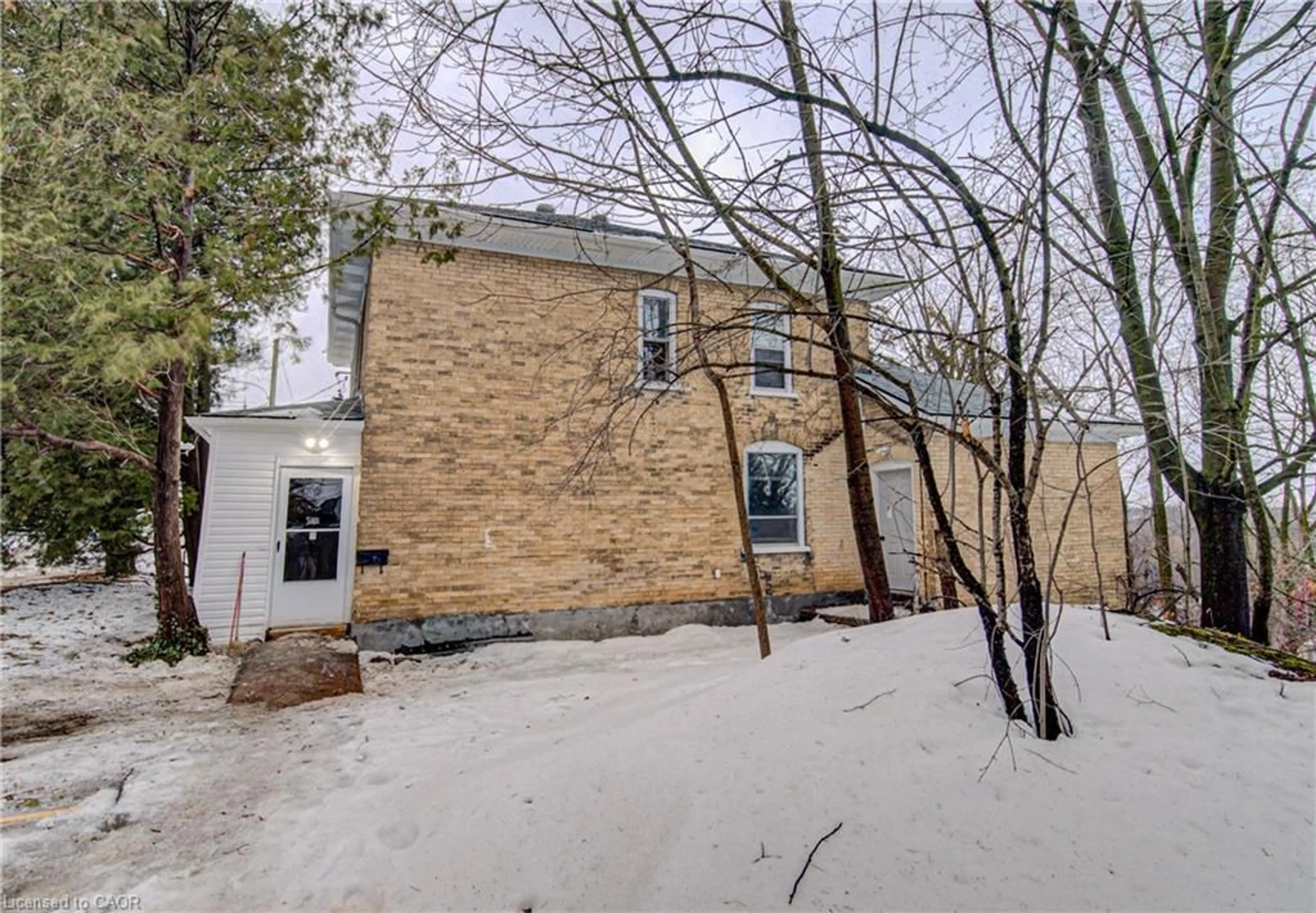 A pic from outside/outdoor area/front of a property/back of a property/a pic from drone, building for 115 Courtney St, Cambridge Ontario N3C 1S2