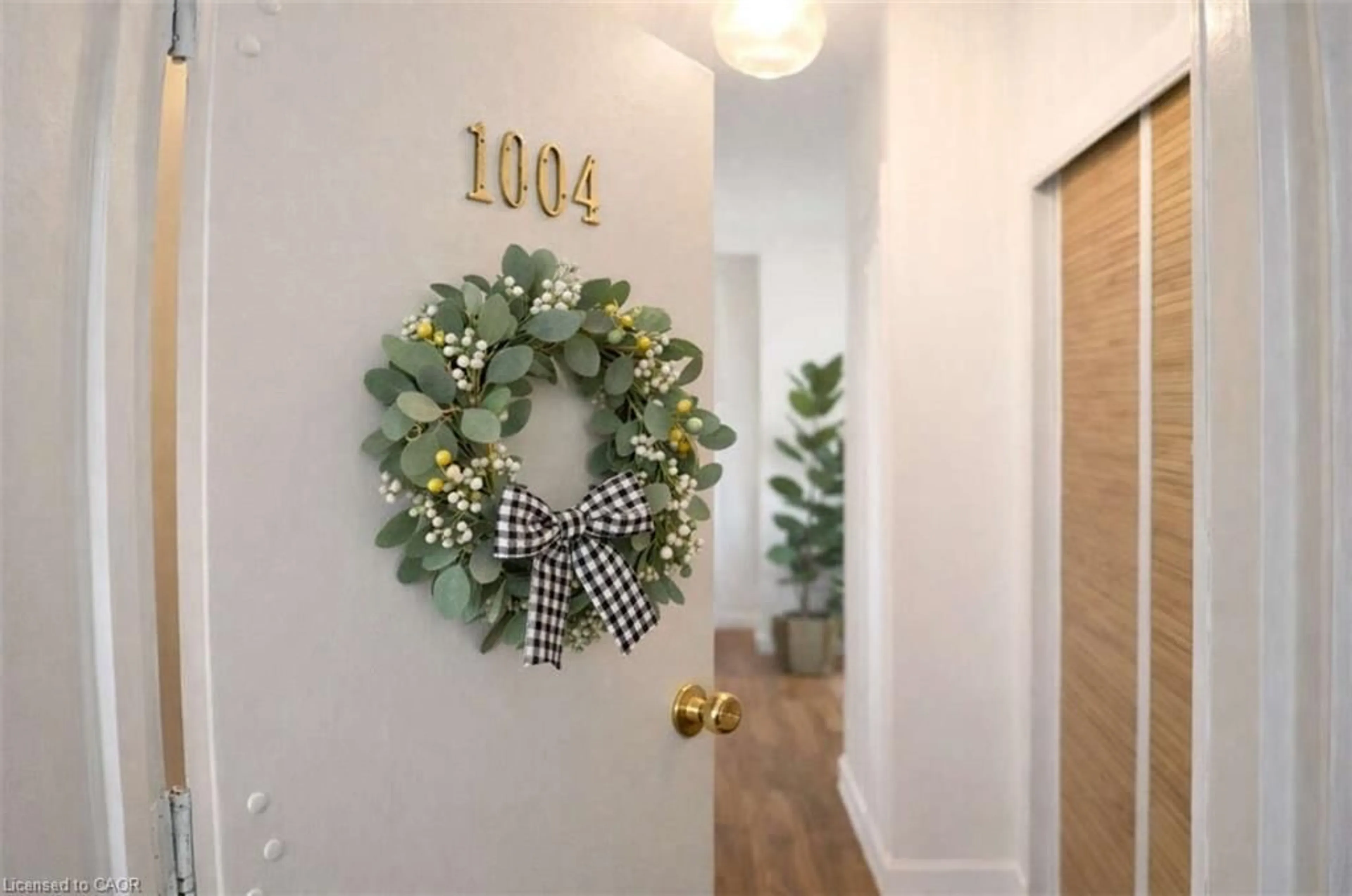 Indoor entryway for 49 Queen St #1004, Mississauga Ontario L5G 4N6