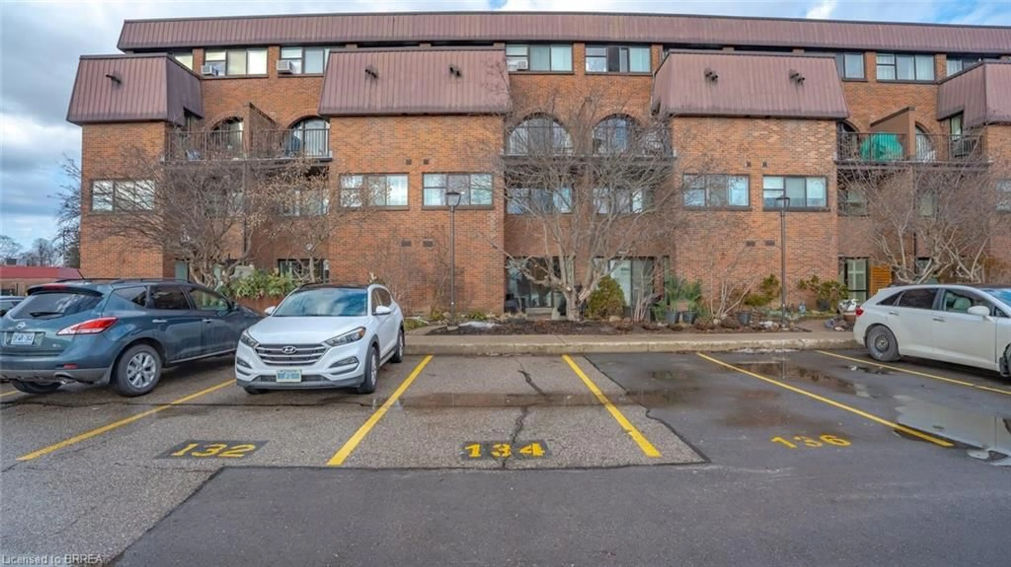 A pic from outside/outdoor area/front of a property/back of a property/a pic from drone, building for 36 Hayhurst Rd #136, Brantford Ontario N3R 6Y9