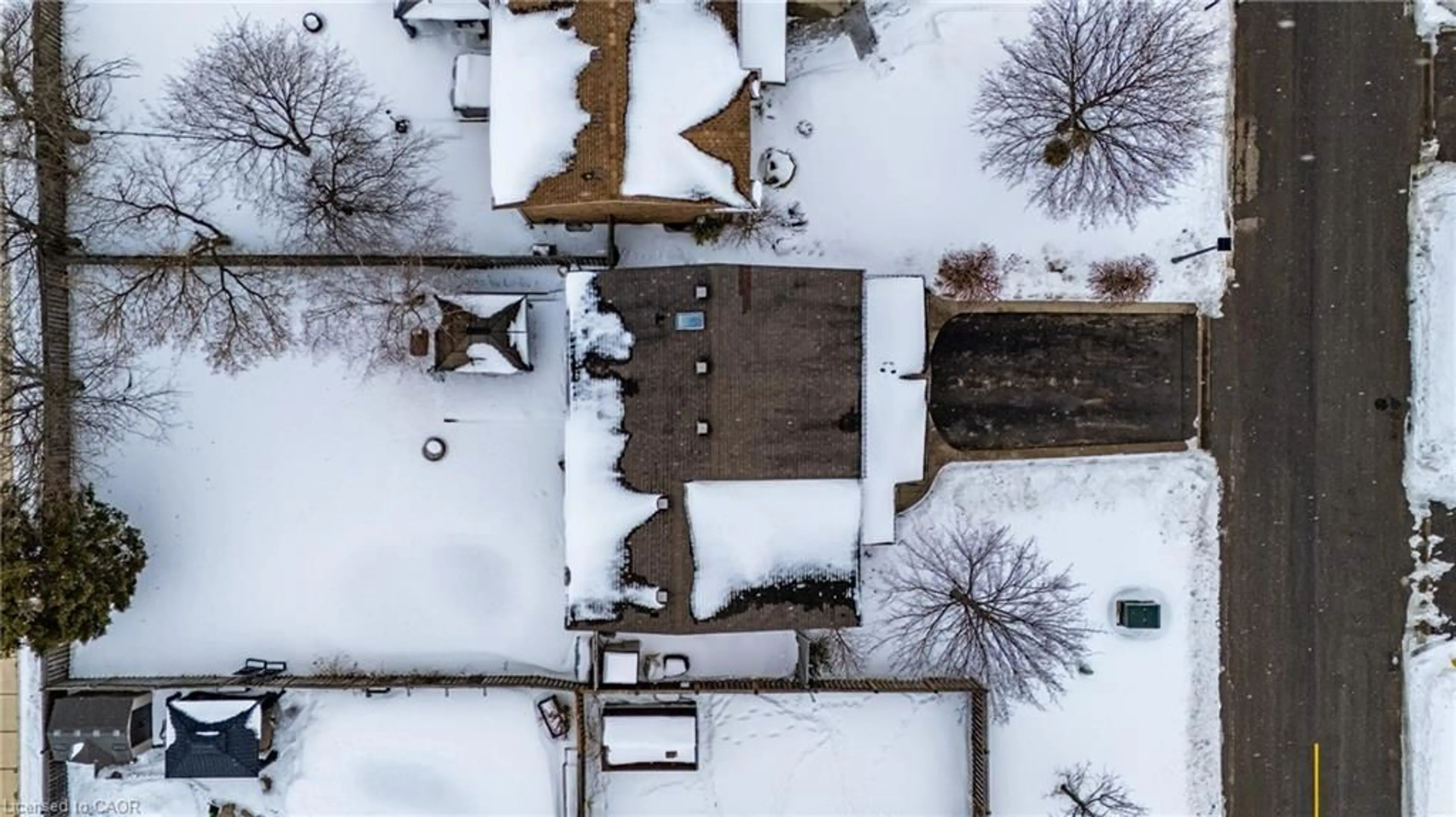A pic from outside/outdoor area/front of a property/back of a property/a pic from drone, street for 3 Kintyre Crt, Caledonia Ontario N3W 1G8