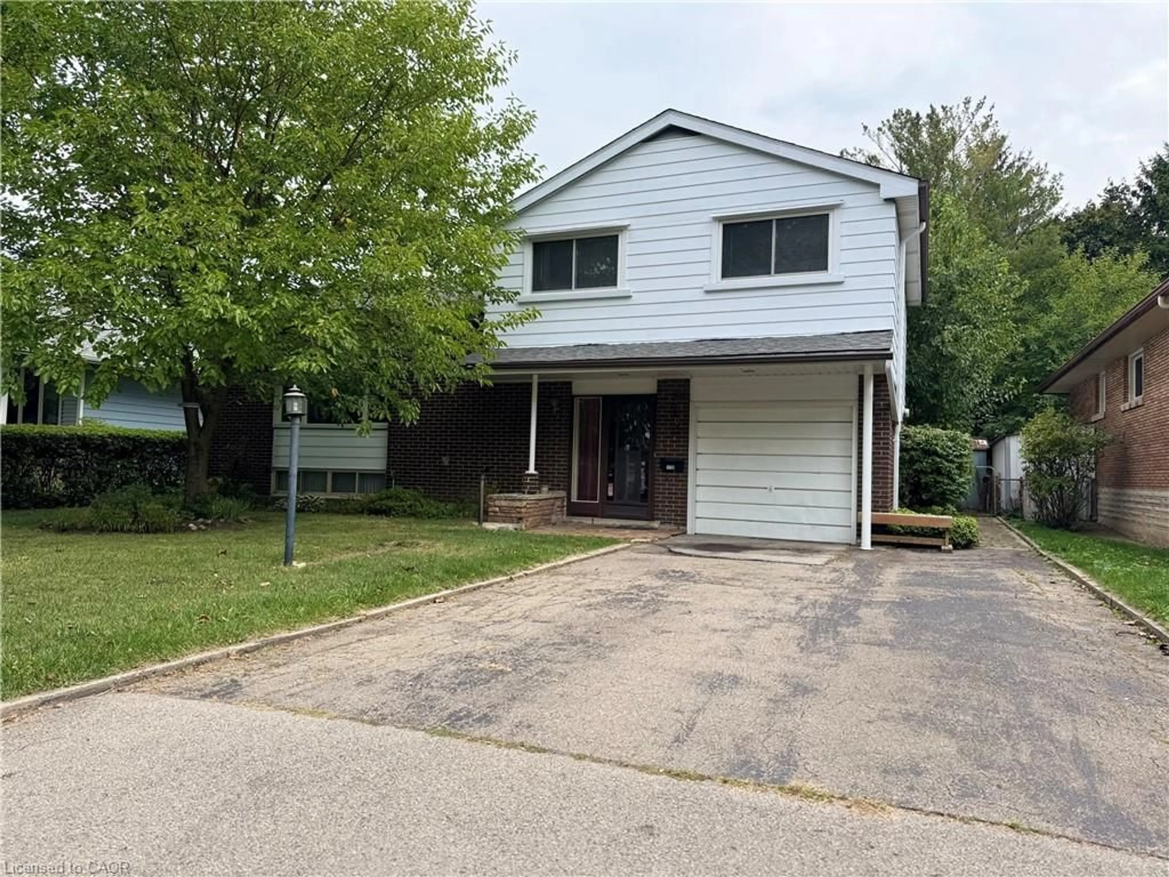 Home with vinyl exterior material, street for 176 Laurier Ave, Hamilton Ontario L9C 3S6