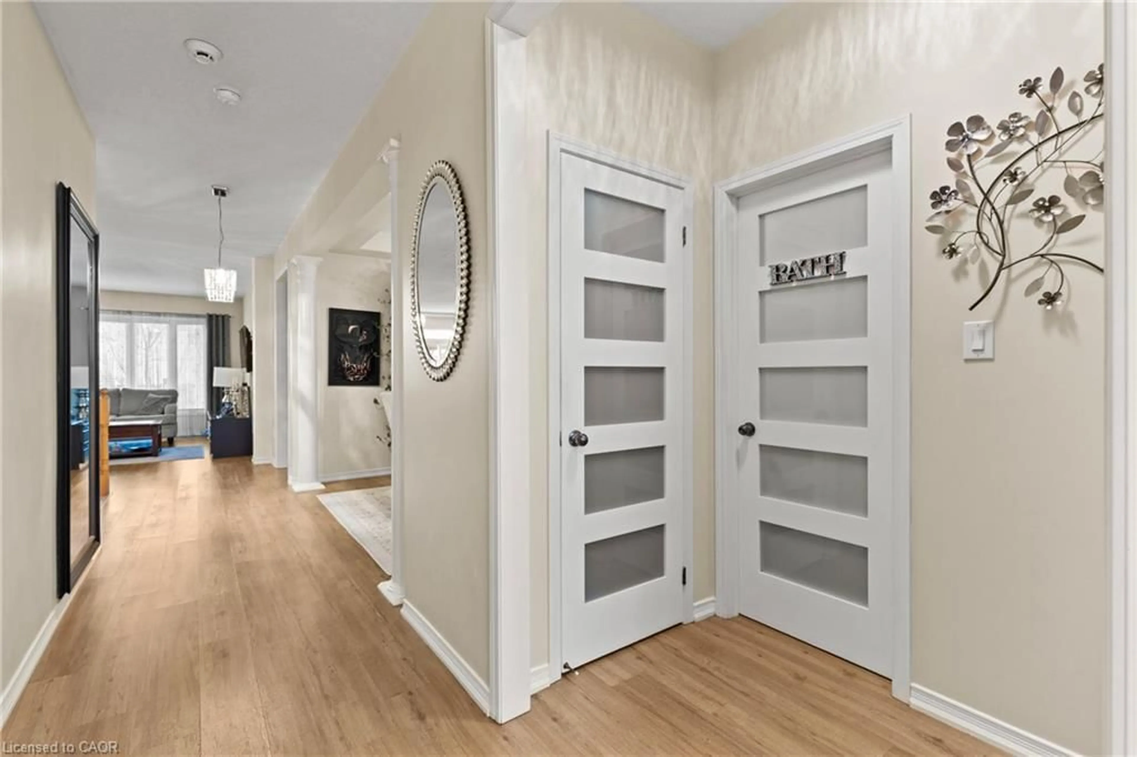 Indoor entryway for 8424 Mulberry Dr, Niagara Falls Ontario L2H 0K4