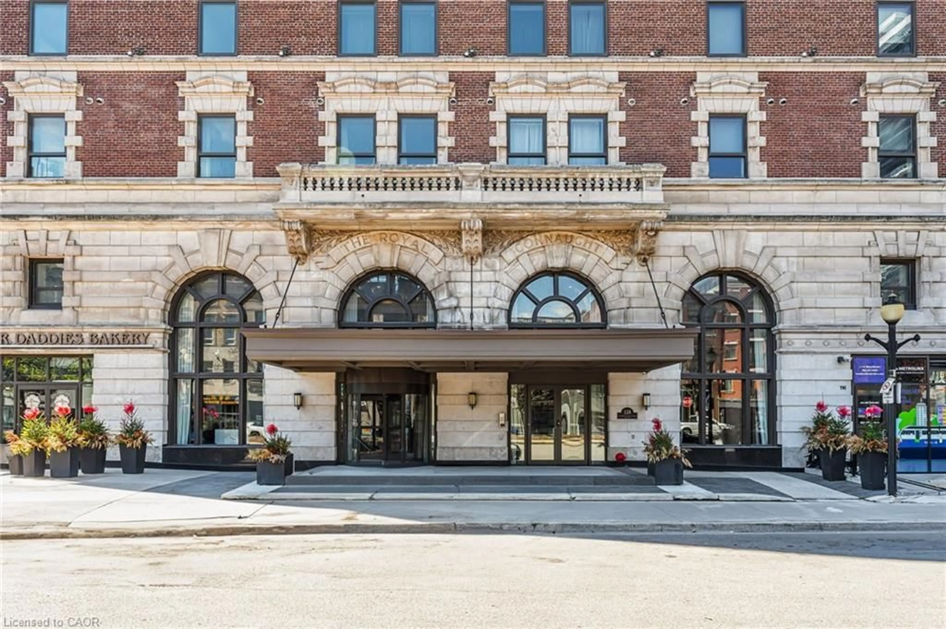 Indoor foyer for 118 King St #415, Hamilton Ontario L8N 0A9