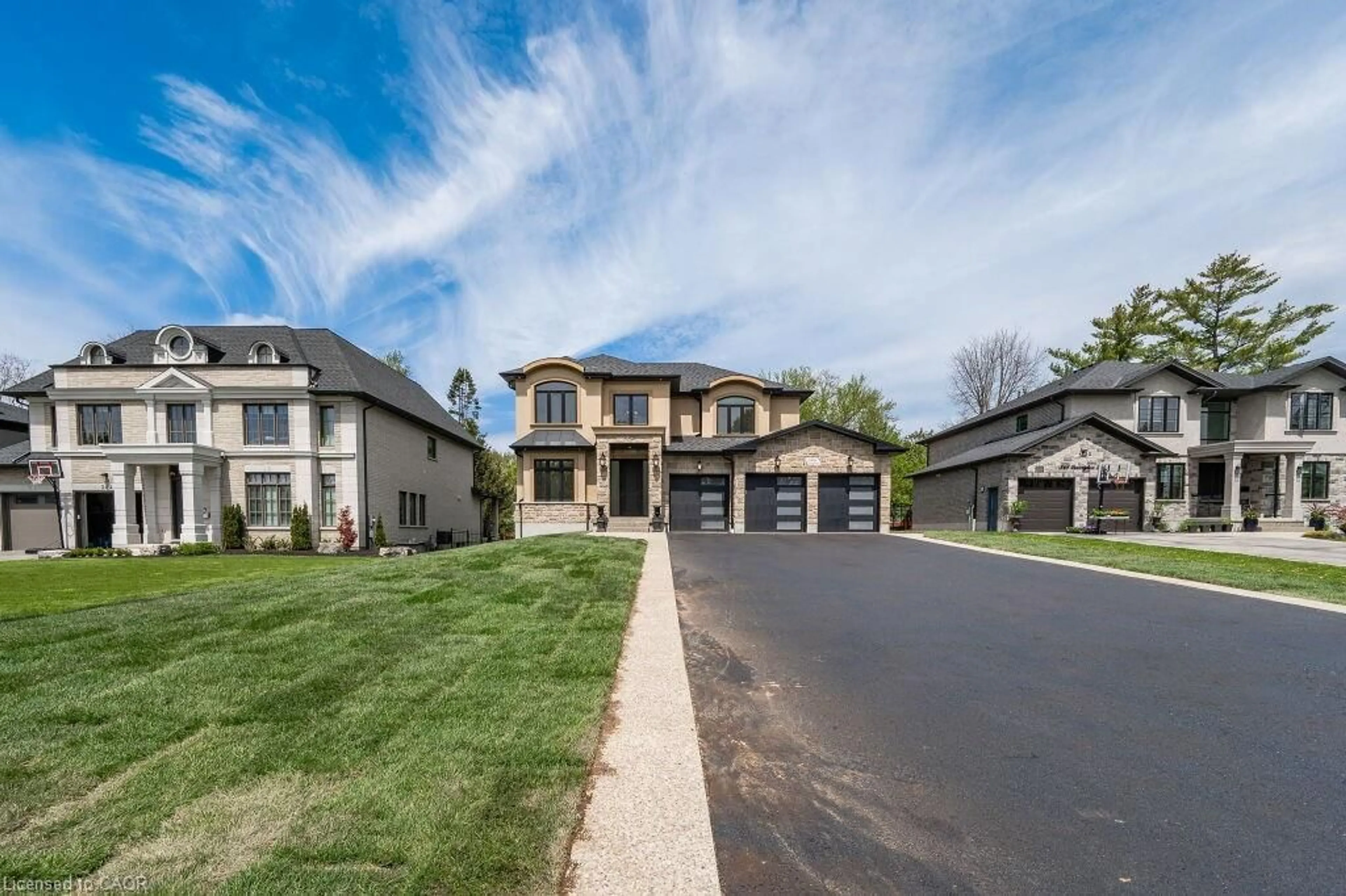 A pic from outside/outdoor area/front of a property/back of a property/a pic from drone, unknown for 346 Lexington Rd, Waterloo Ontario N2K 1X2